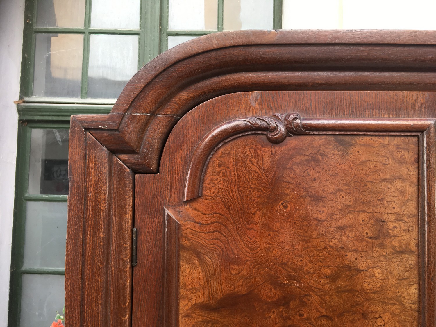 Vitrinenschrank Bücherschrank Antiquität antik Möbel Satyr Fratze Faun Ziegenfüße Möbel Neobarock