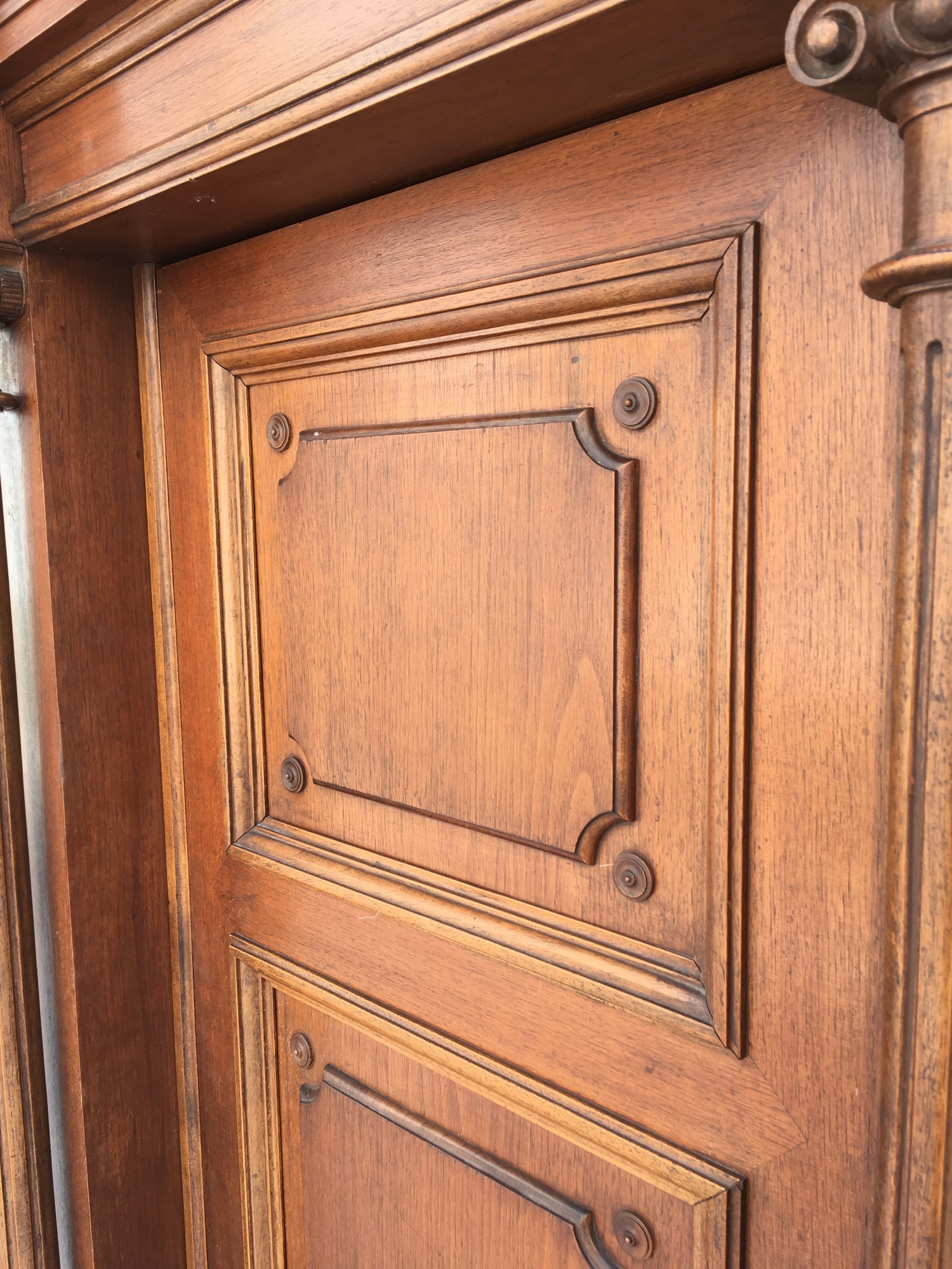 Garderobeschrank Kleiderschrank dreitürig Vollholz antik Dielenschrank Nussholzfurniert