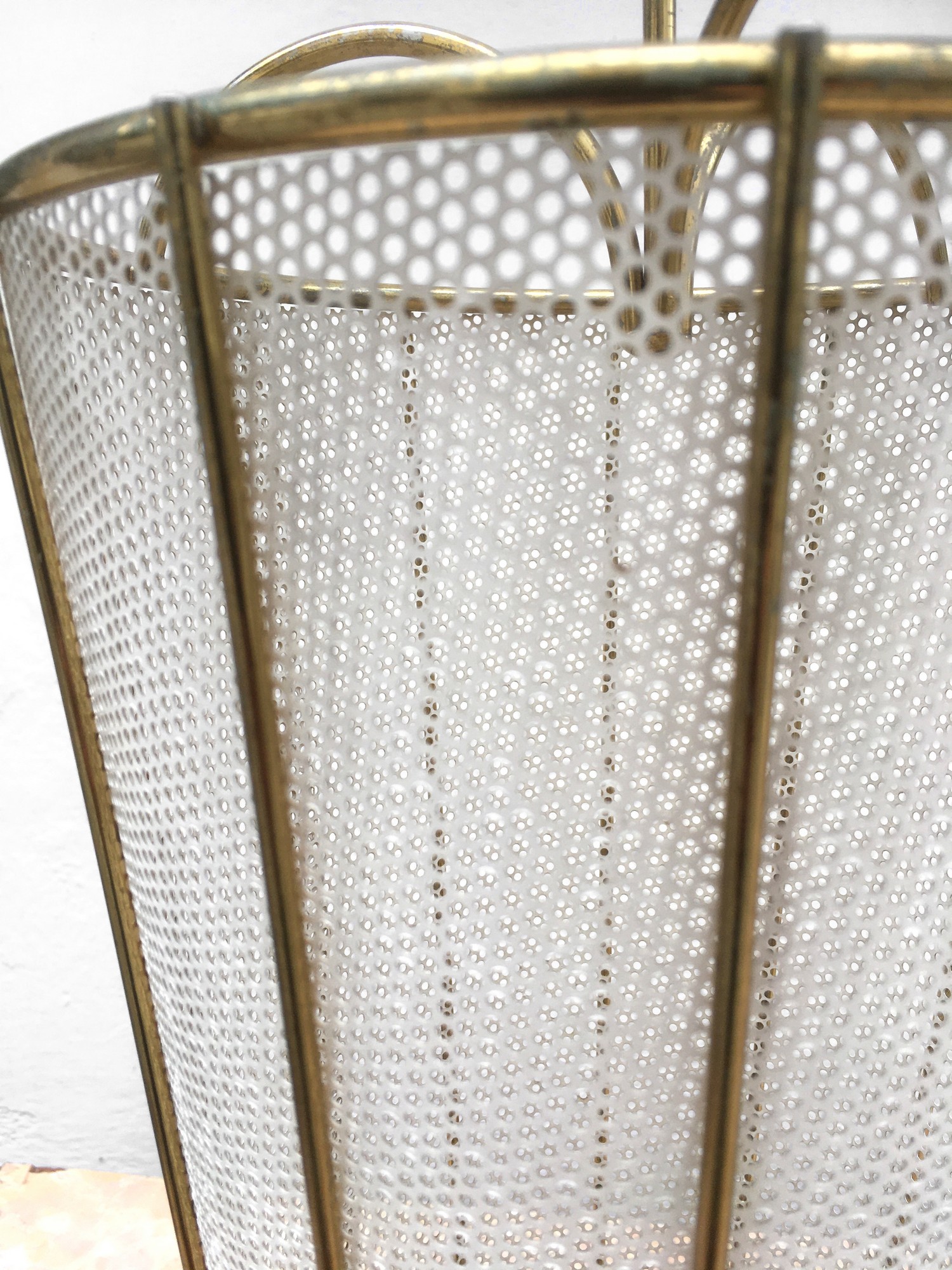 Schirmstaender Vintage 60er-Jahre creme gold Tütenschirm