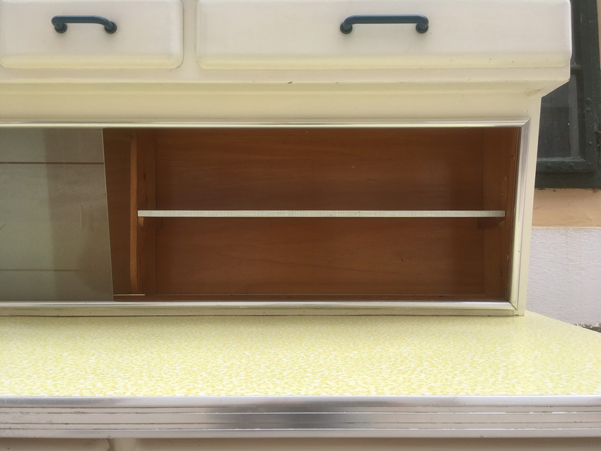 Vintage Kuechenschrank creme