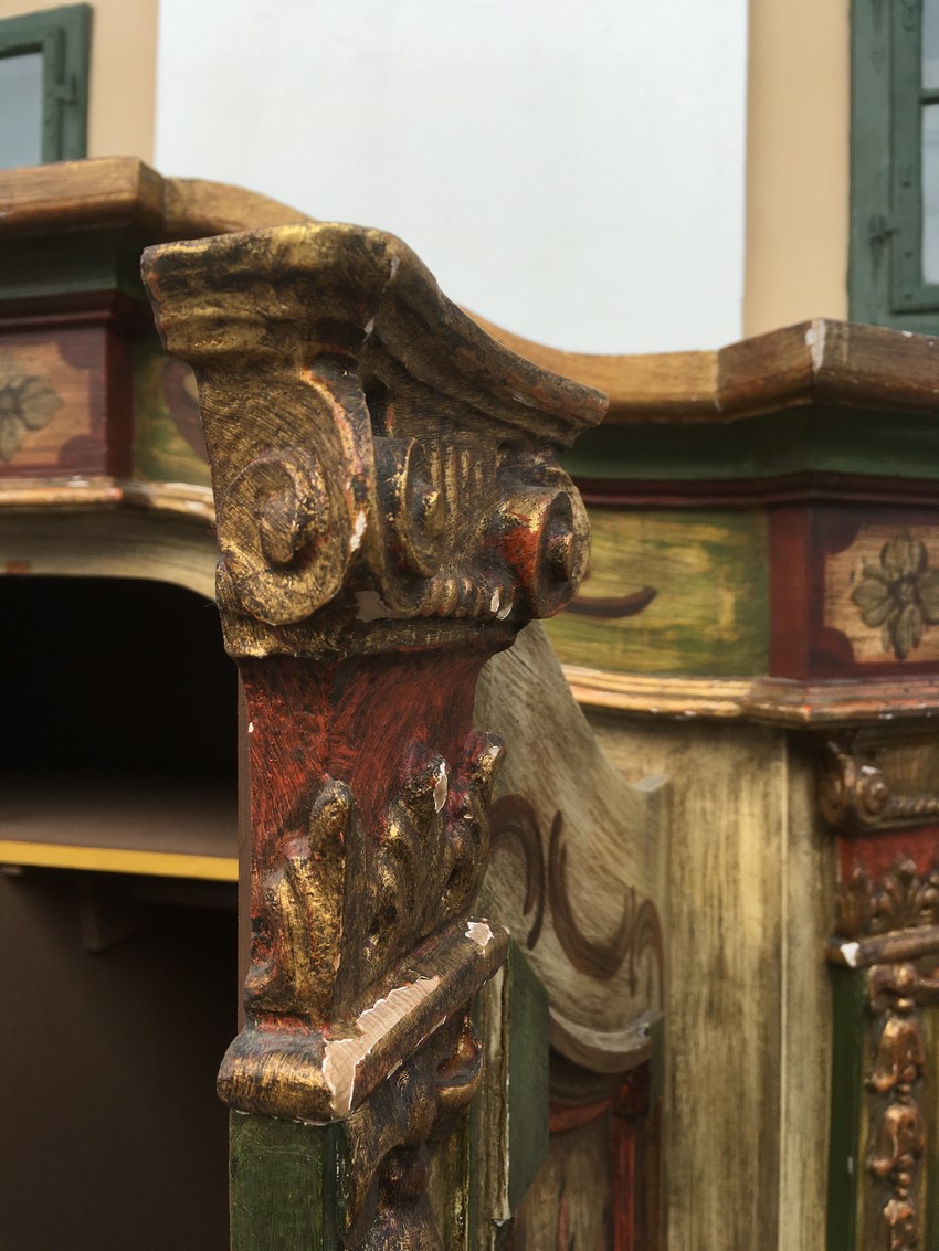 Bauernschrank Antikstil grün rot Dielenschrank bemalt