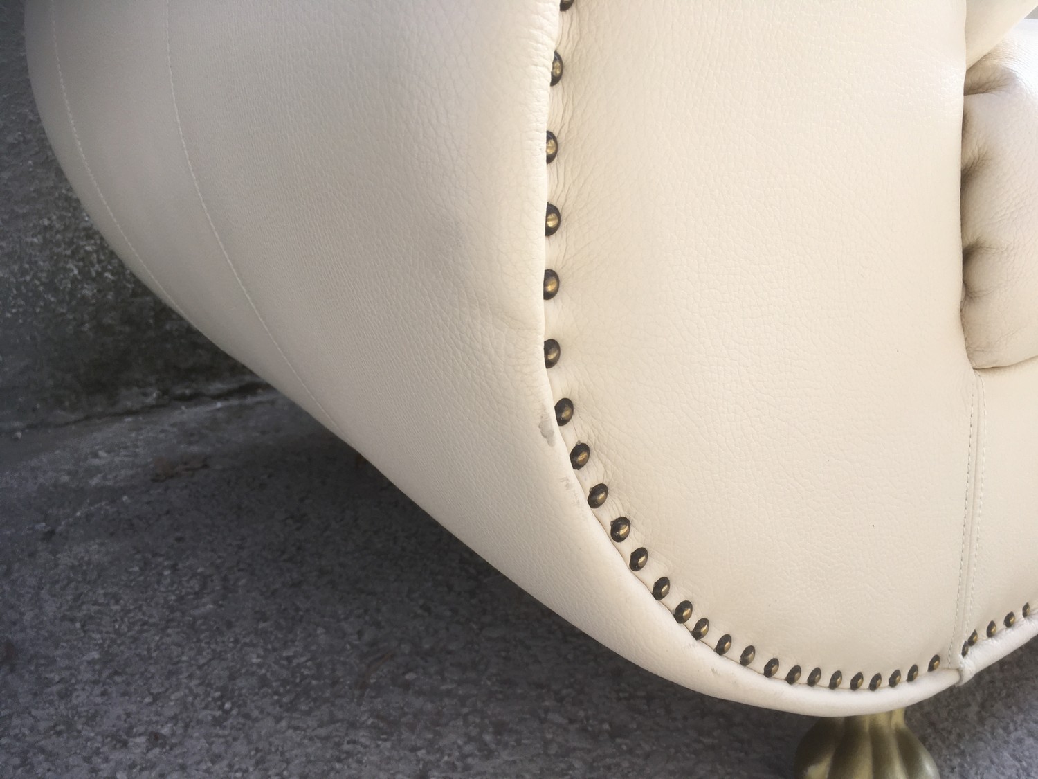 Designersofa creme Bretz gebraucht Leder Requisite Filmmöbel