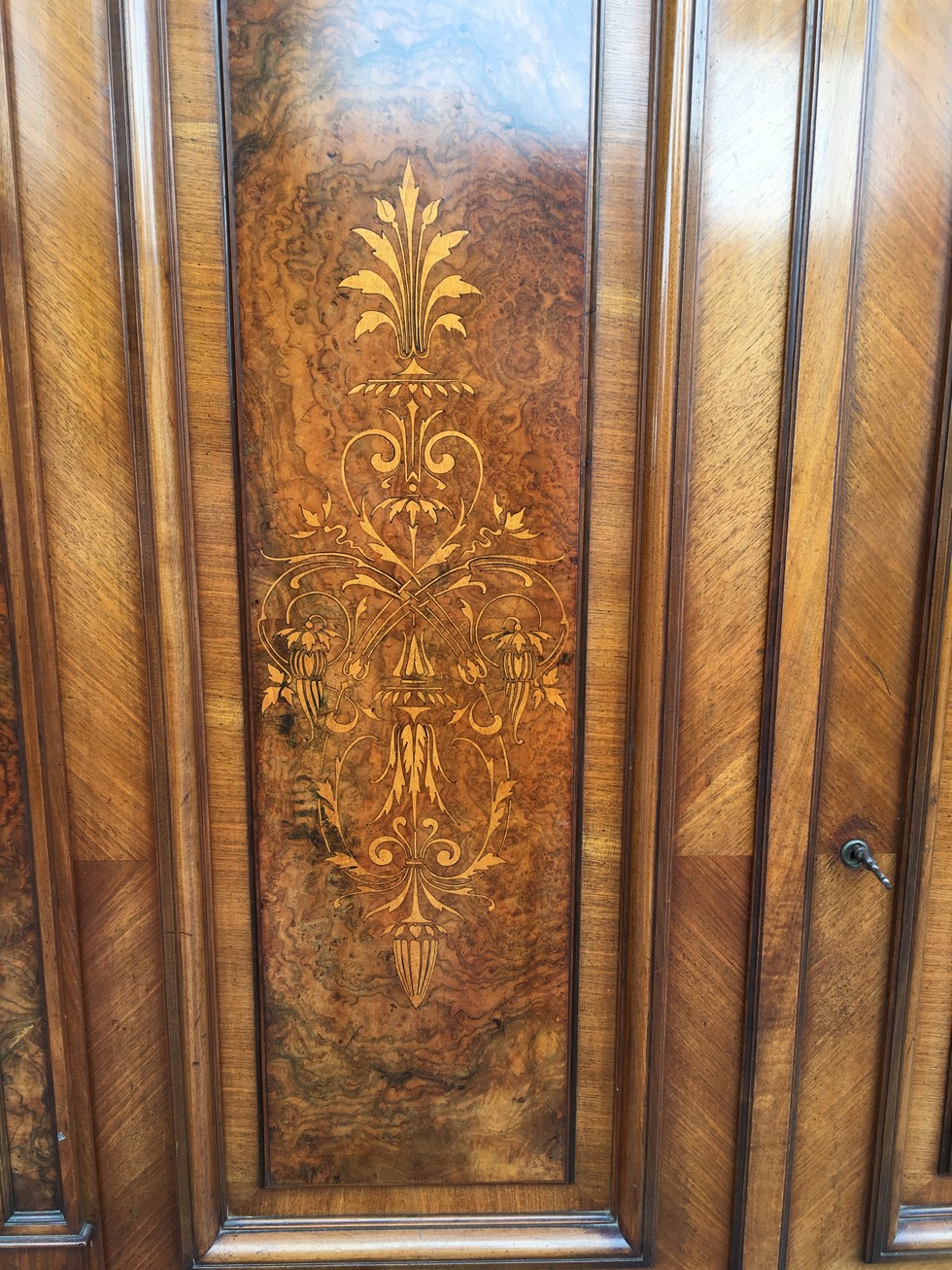 Schrank antik Nussholz Intarsien