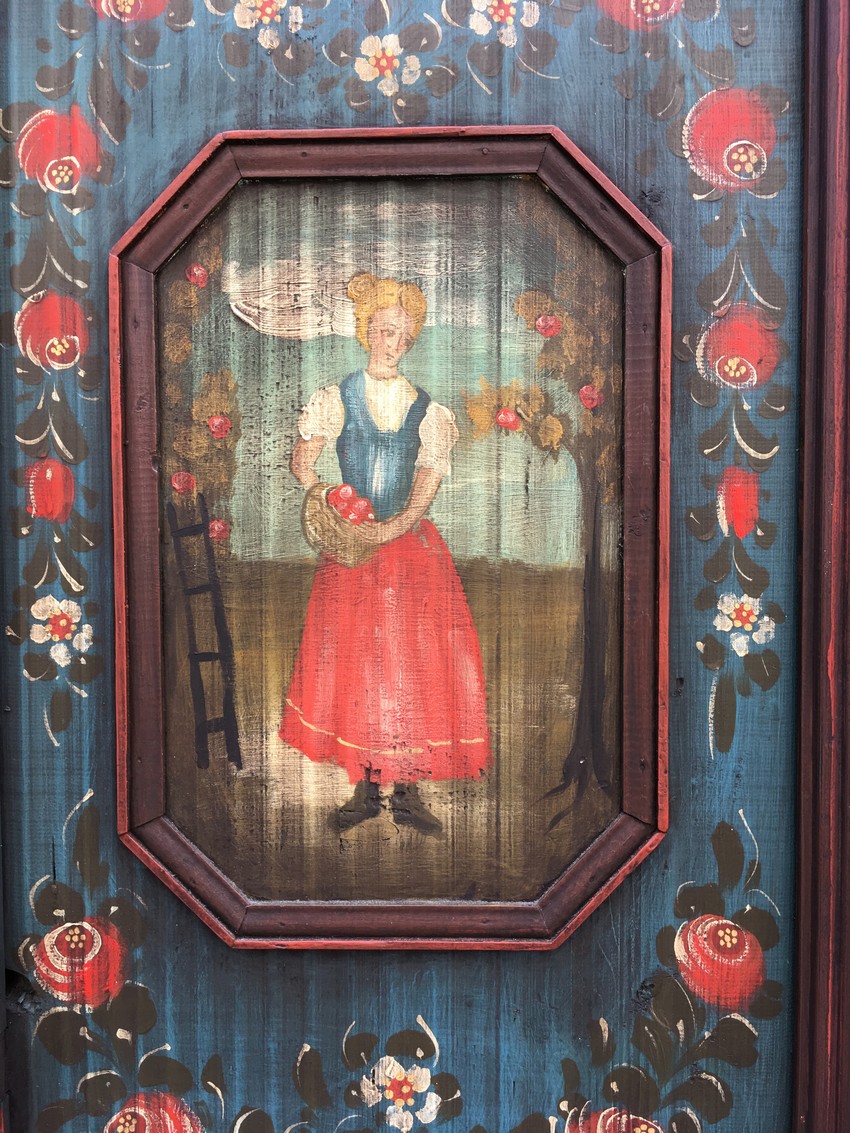 Kleiderschrank Jahreszeiten bemalt