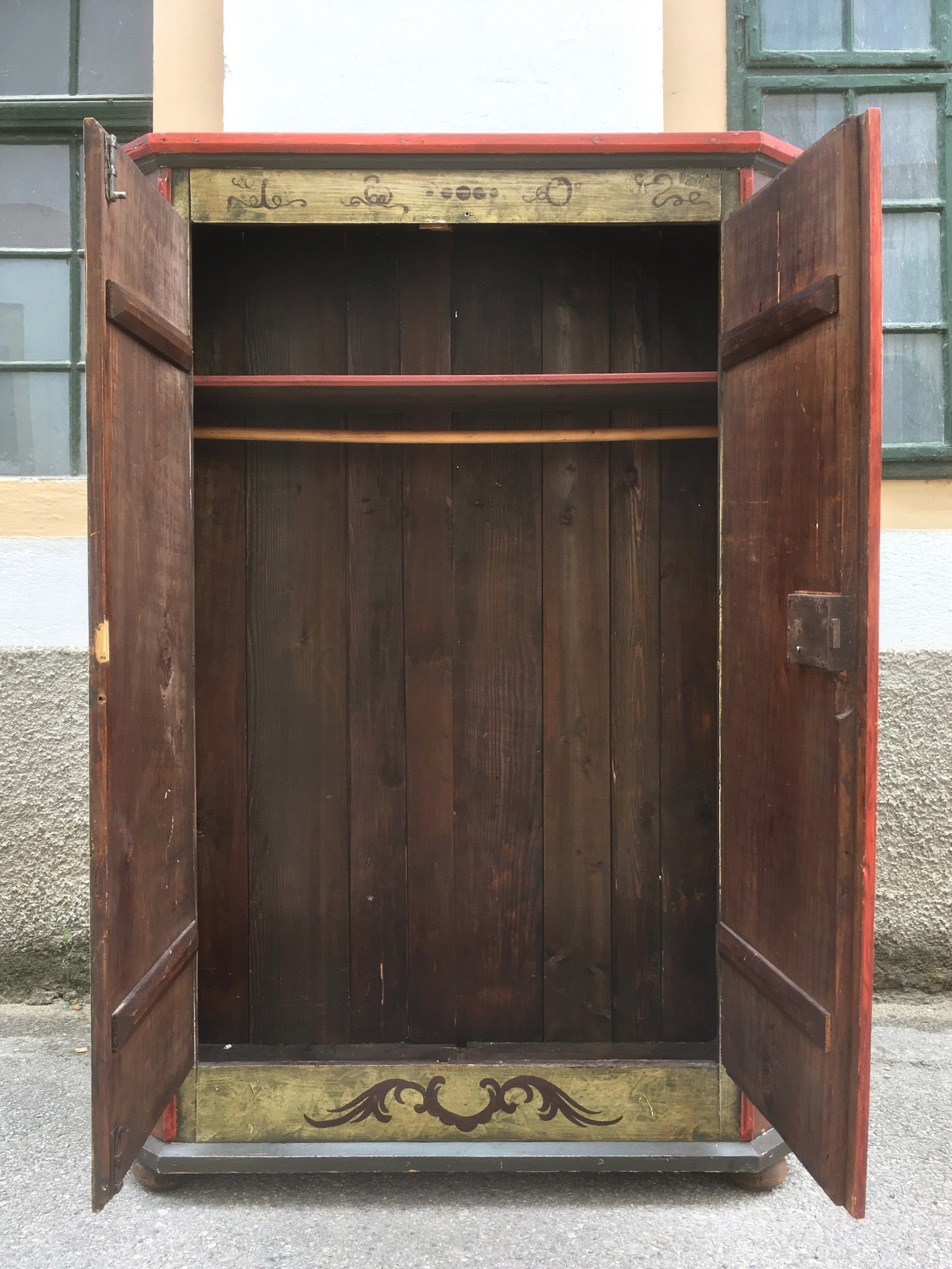 Bauernschrank Schrank aus Altholz bemalt sakrale Bildmotive