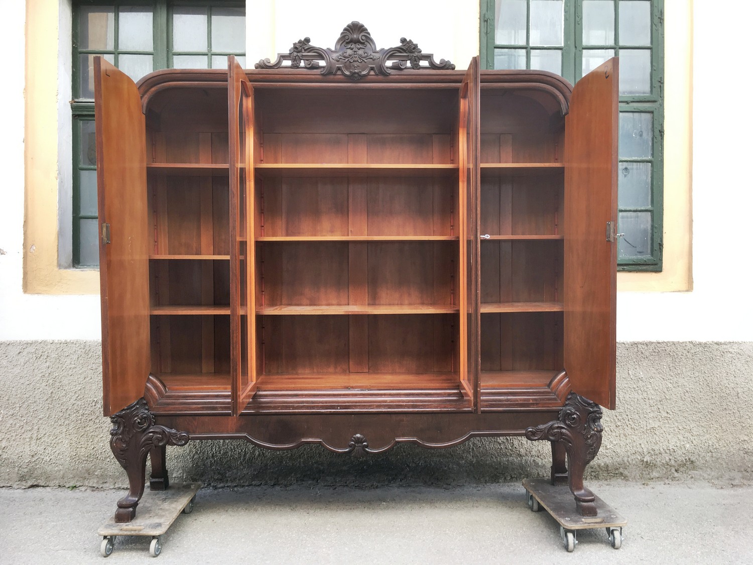 Vitrinenschrank Bücherschrank Antiquität antik Möbel Satyr Fratze Faun Ziegenfüße Möbel Neobarock