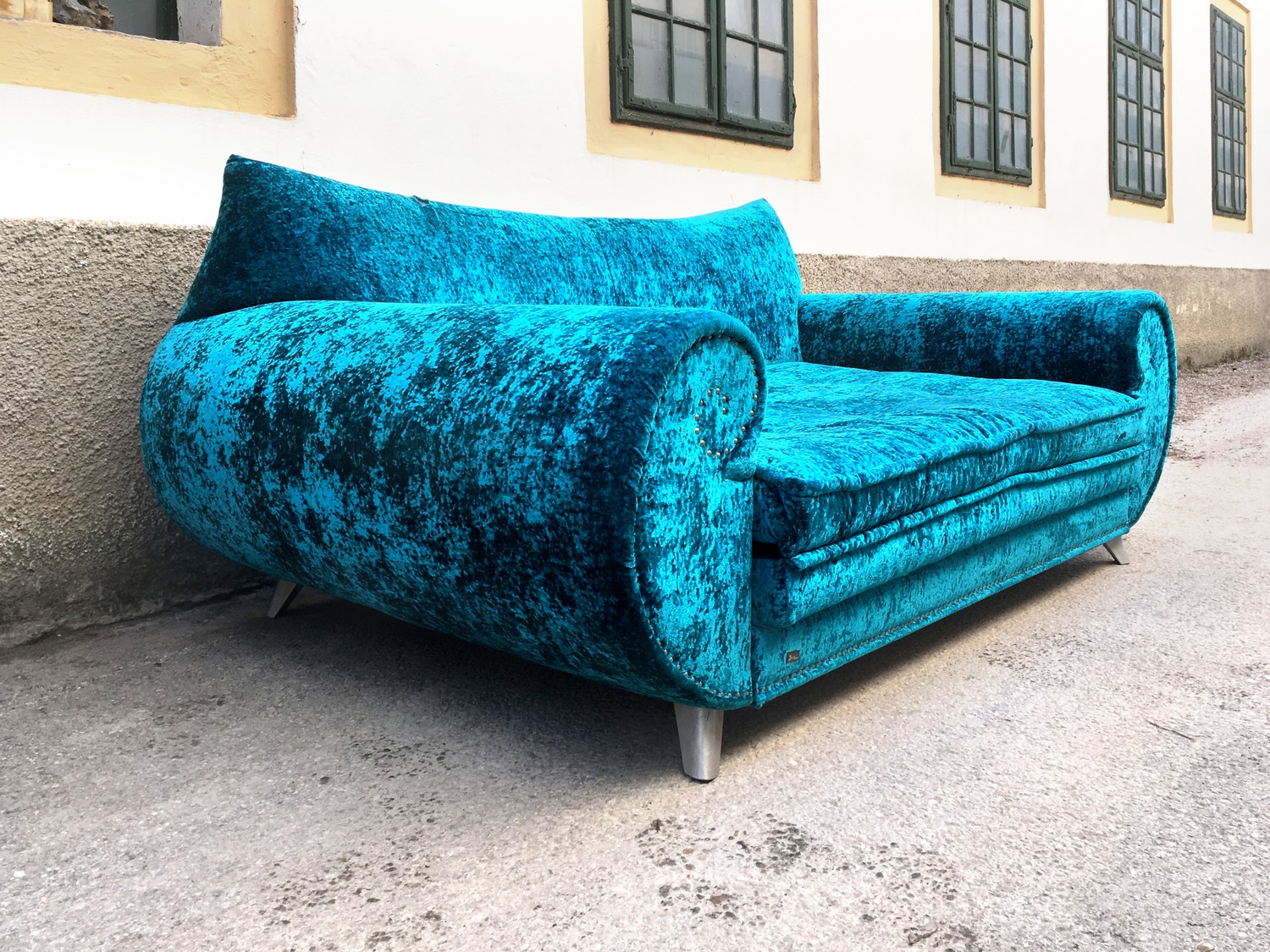 Bretz Sofa Gaudi ausziehbares Bettsofa Schlafsofa Schimmersamt türkis blau silber Designermöbel