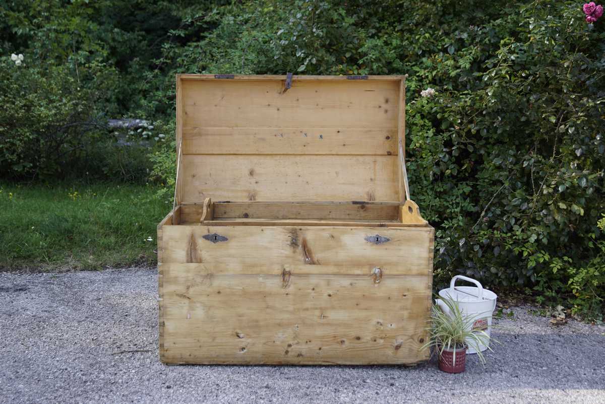 Truhe mit Innenleben antik