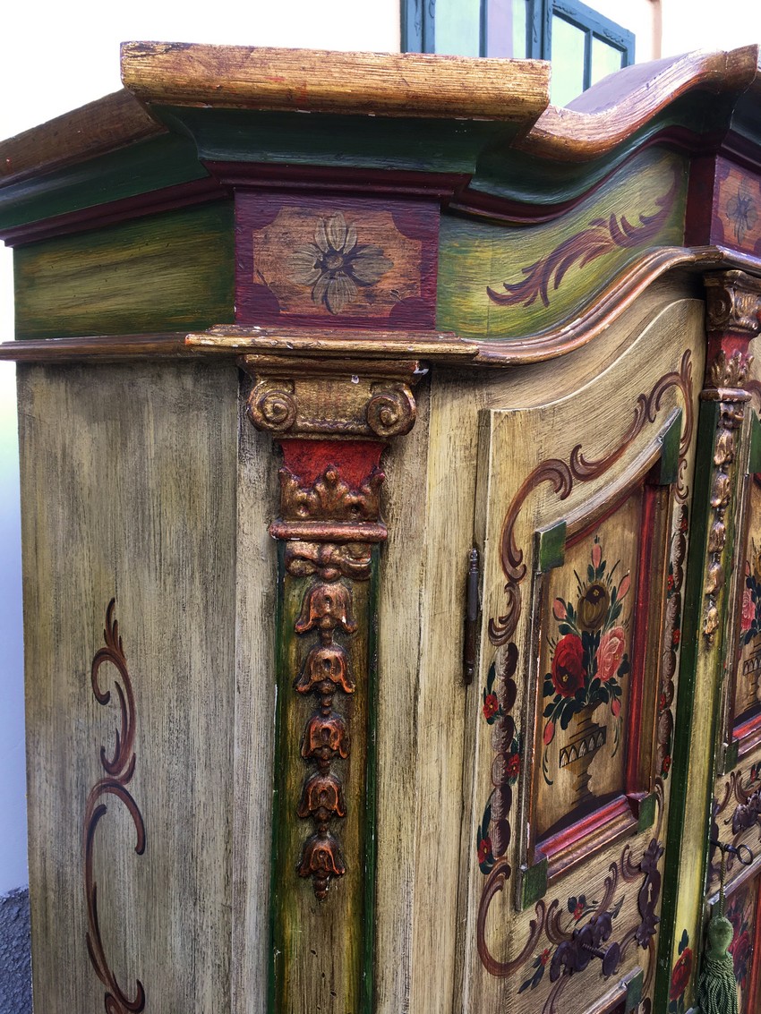 Bauernschrank Antikstil grün rot Dielenschrank bemalt Küchenschrank