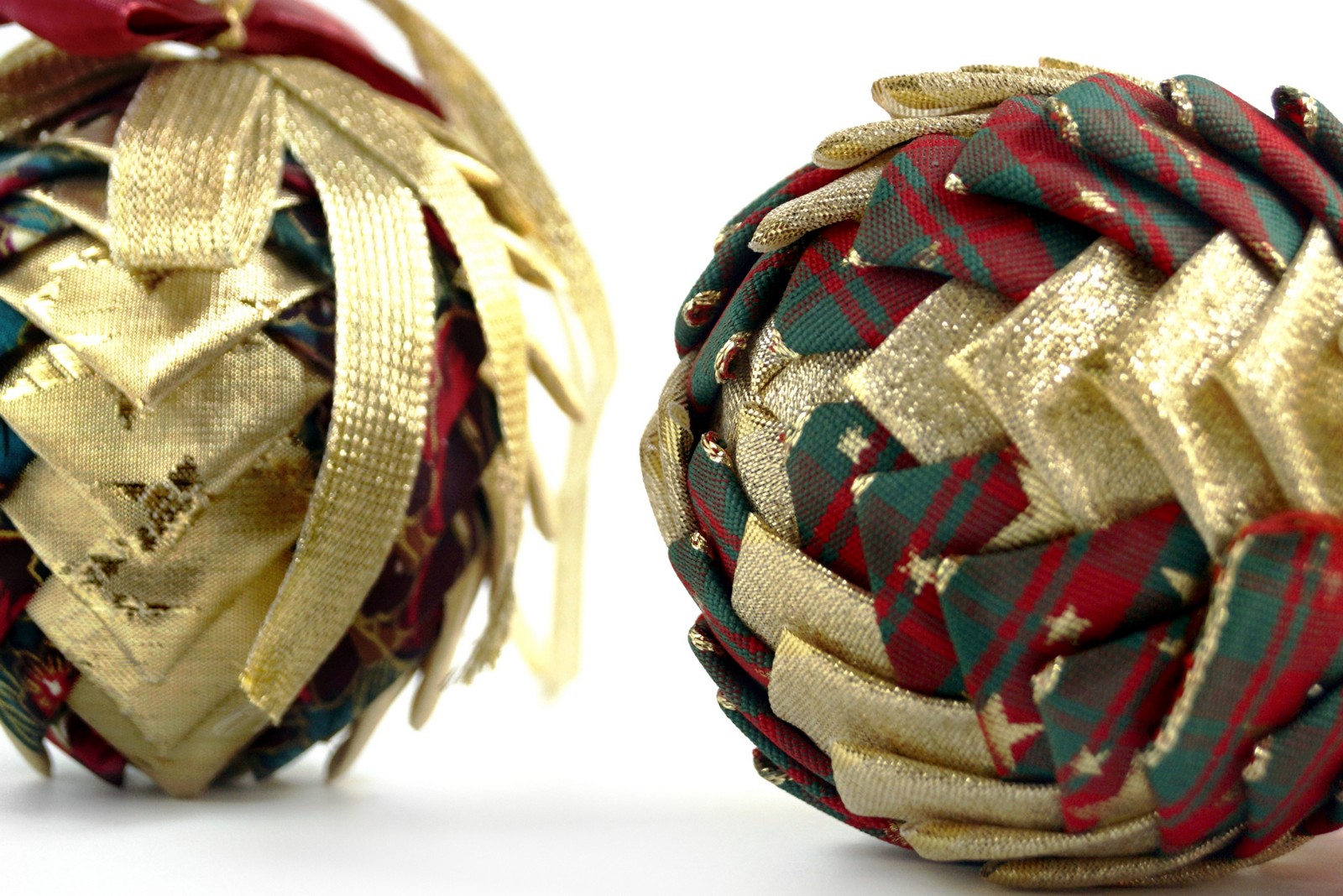 Christbaumkugel rot goldene Zapfen handgemacht