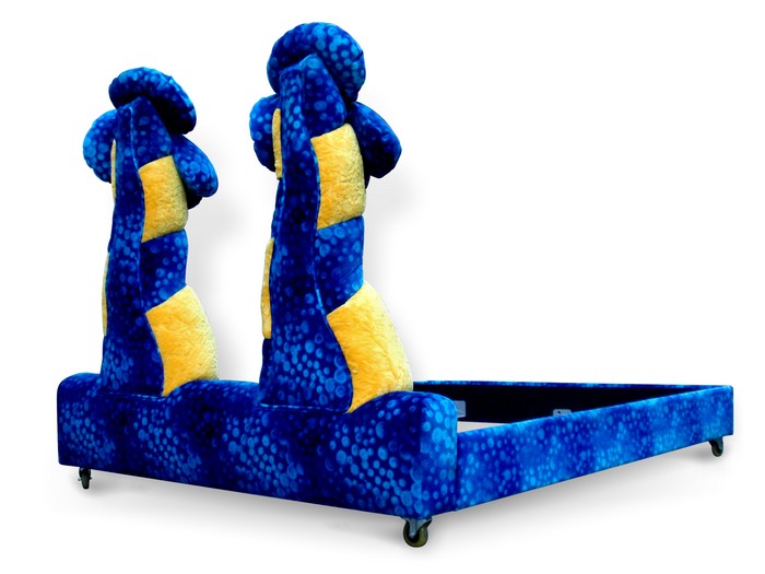 Bretz Aitutaki Bretz Doppelbett Blumen blau gelb Designklassiker