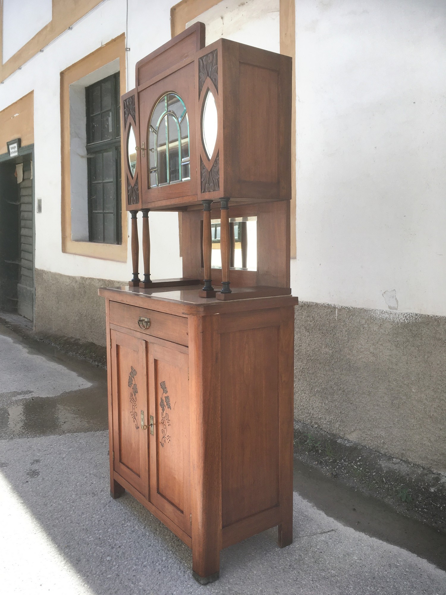 Pfeilerschrank Jugendstil Schrank ArtNouveau secessionistisch Kredenz Vitrine antik