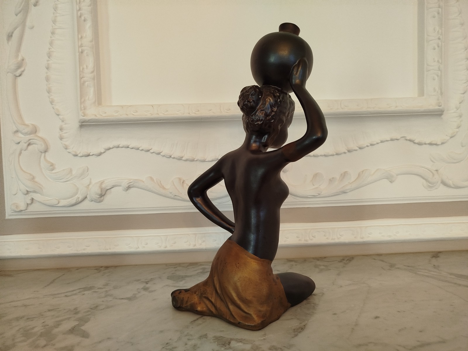 Vintage Keramik Skulptur Afrikanerin mit Wasserkrug original um 1960