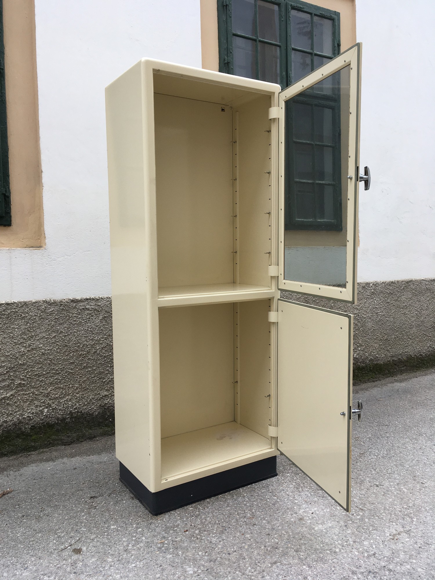 Arztschrank Vorratschrank Metall Vintage creme Apotherkerschrank Industrialdesign Möbel