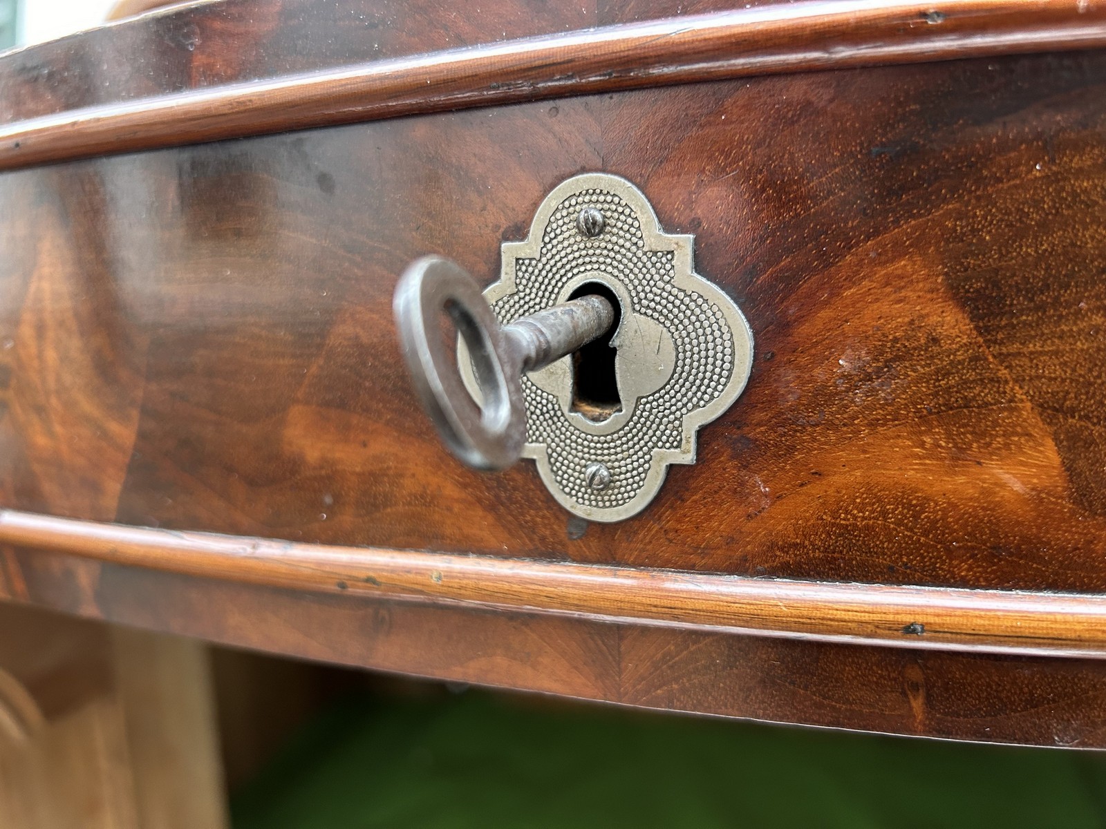 Antiker Schrank Halbschrank Antiquität altdeutsch Nussholzfurnier Wohnzimmerschrank