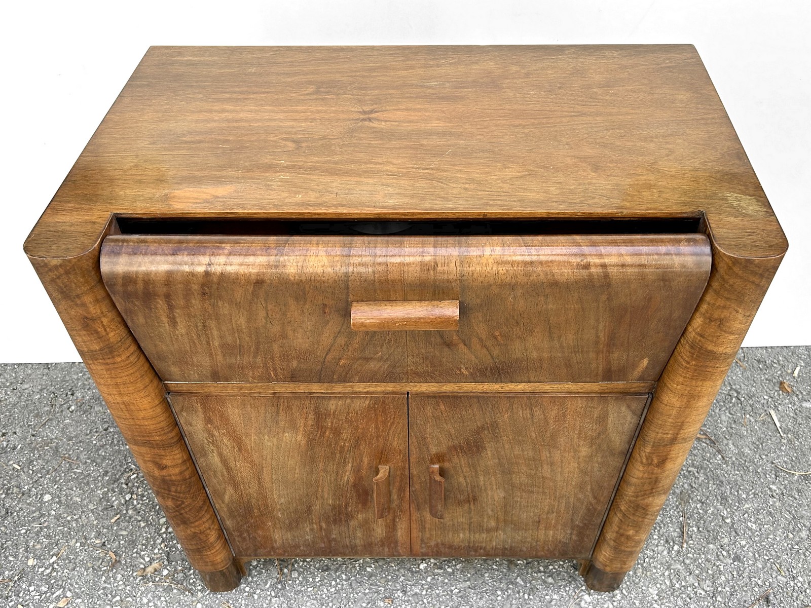 antiker Musikschrank 1940er-Jahre Antiquität Kommode Artdeco Plattenspielerschrank Vintage Design Brutalismus Holz Furnier