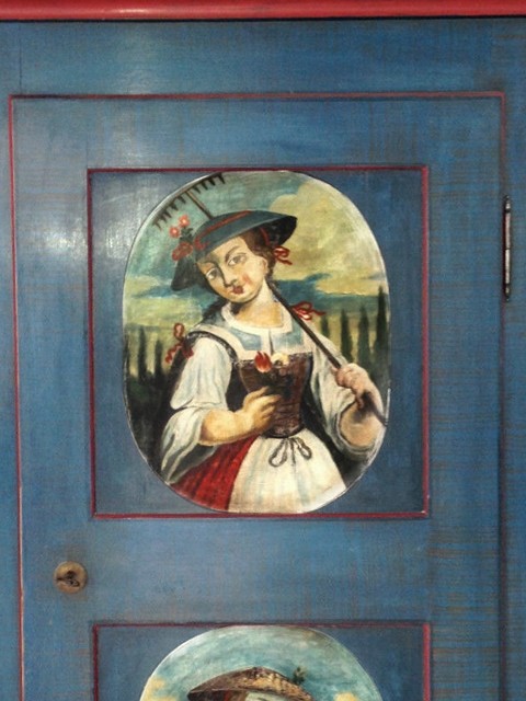 antiker Bauernschrank figurale Bemalung