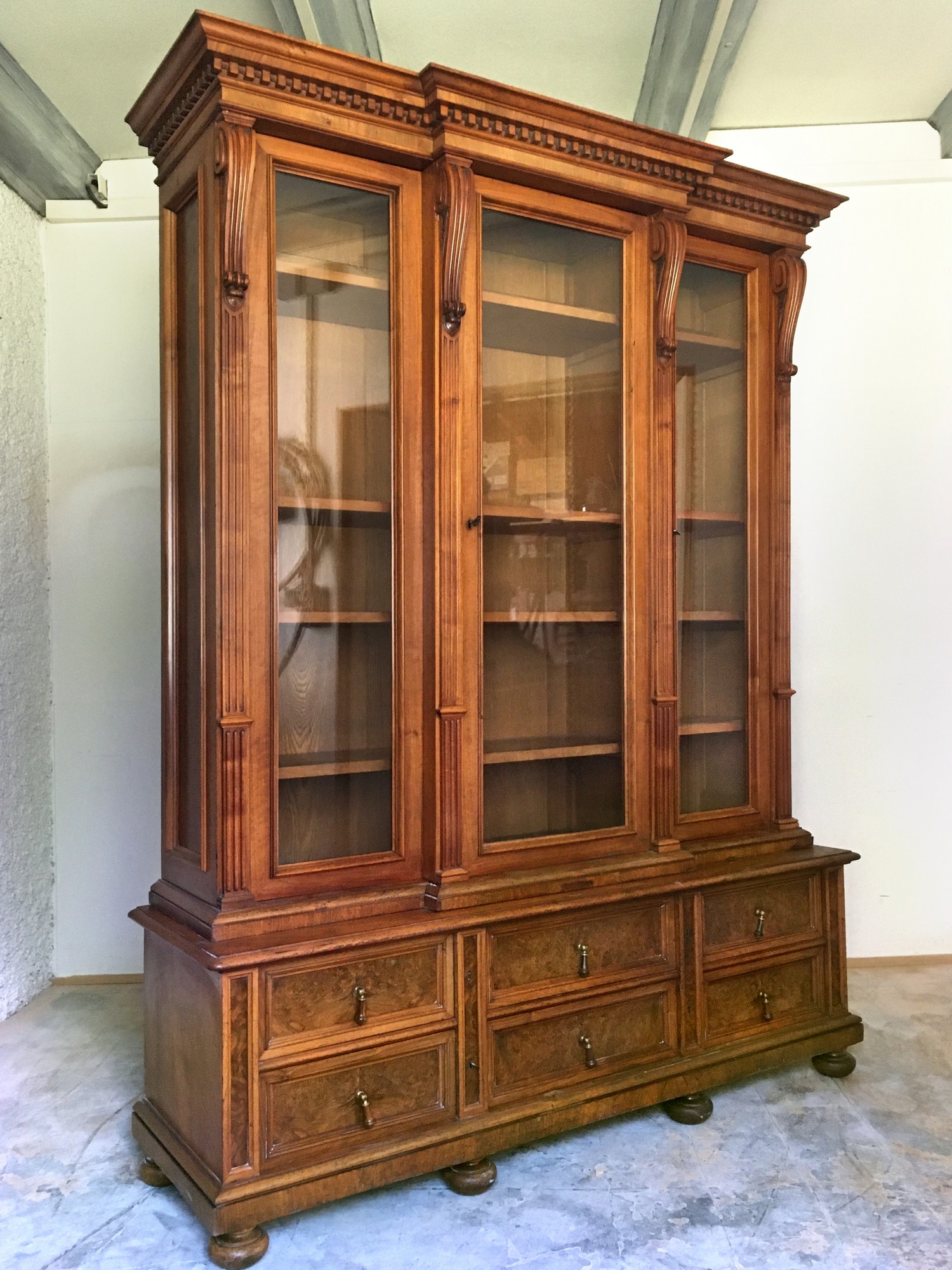 Bücherschrank antik Möbel Vitrine Historismus Geschirrschrank