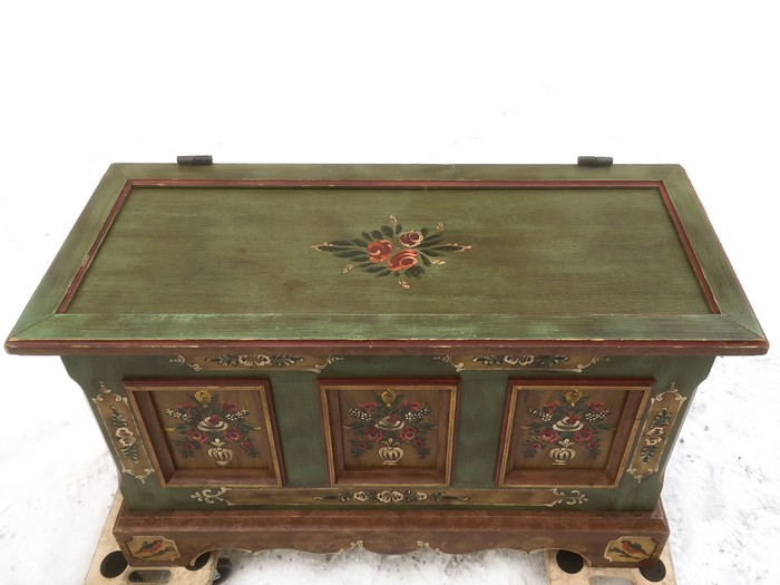 Bauerntruhe Voglauer grün bemalt