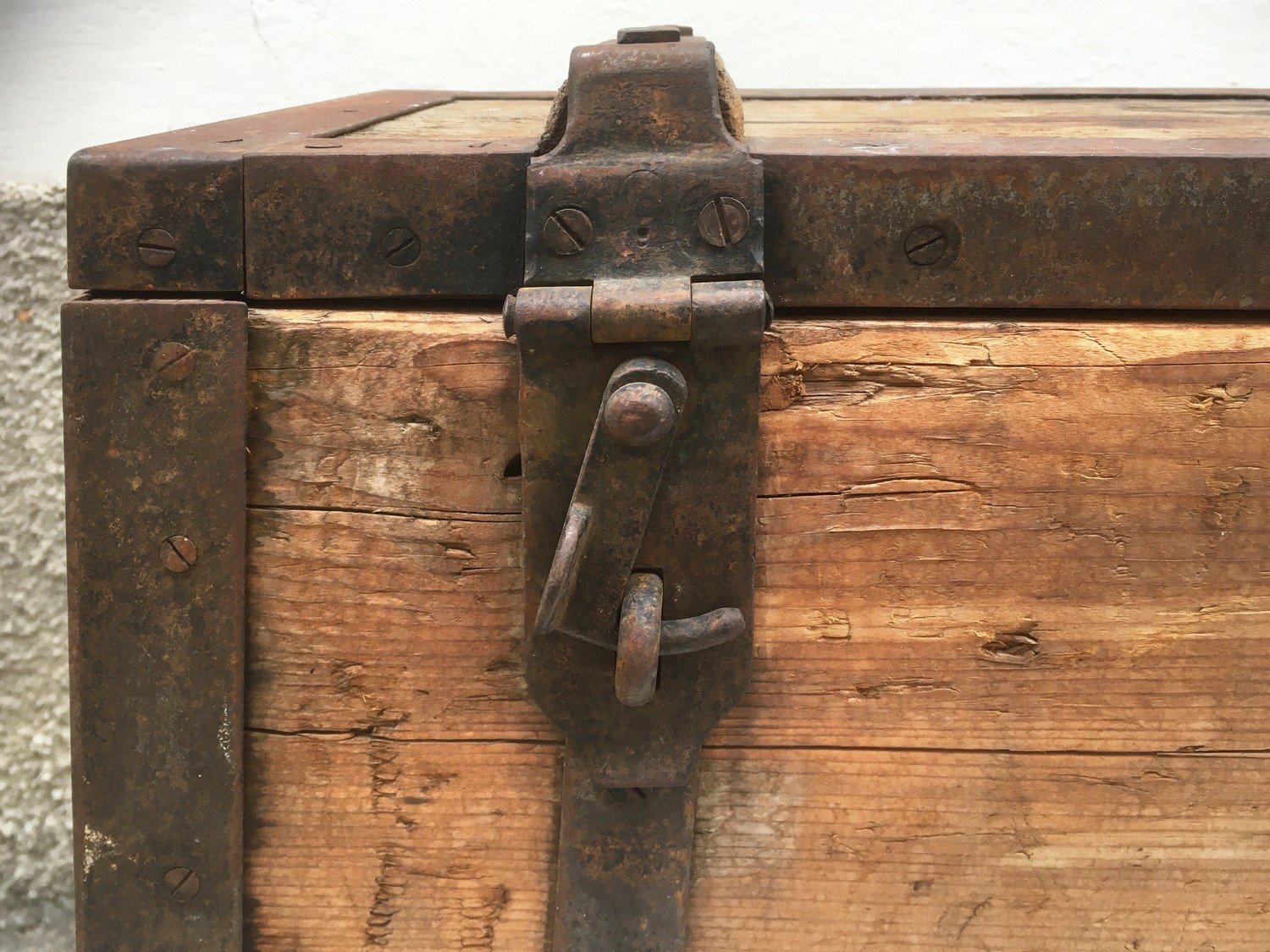 Truhe klein antik Weichholz Eisenbeschläge Schatztruhe Transportkiste schwer