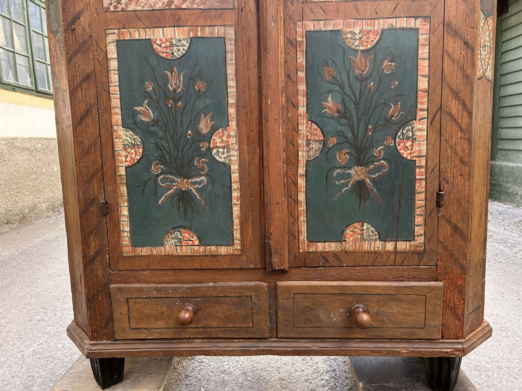 Garderobenschrank bemalt antik