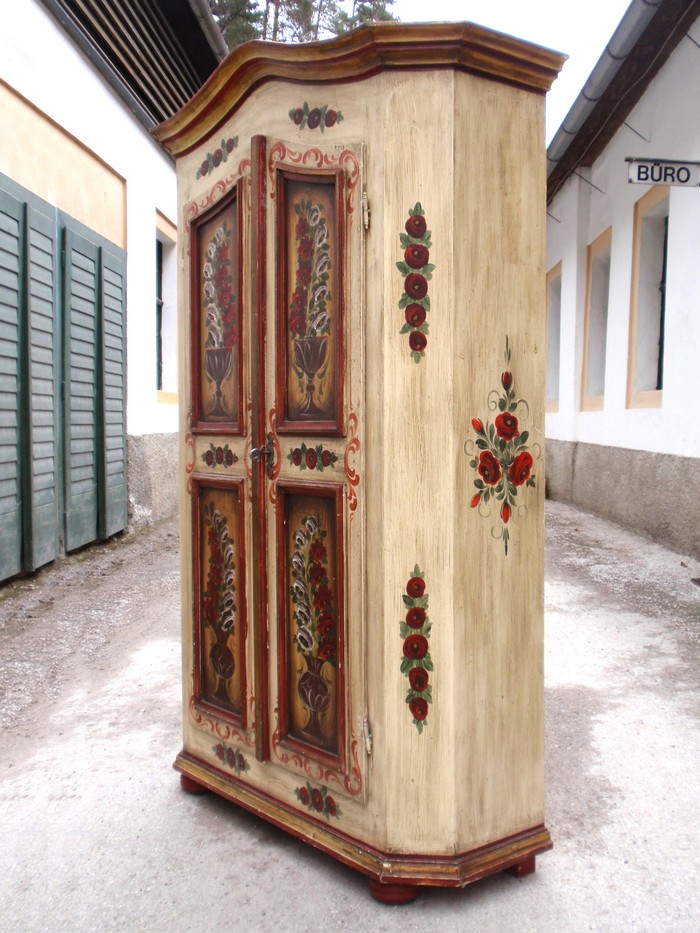 Bauernschrank antik bemalt