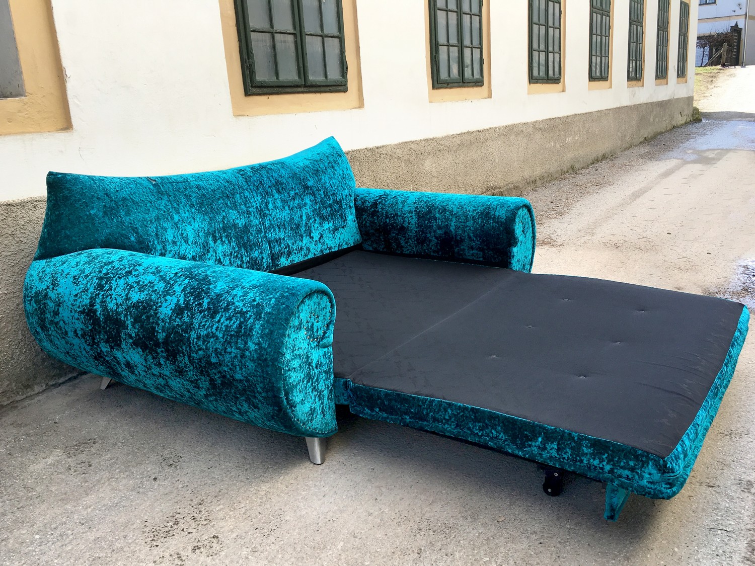 Bretz Sofa Gaudi ausziehbares Bettsofa Schlafsofa Schimmersamt türkis blau silber Designermöbel