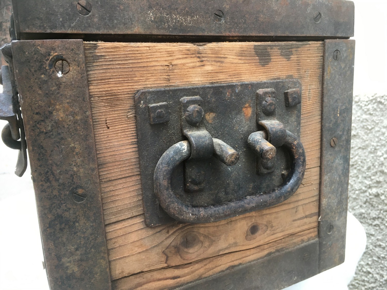 Truhe klein antik Weichholz Eisenbeschläge Schatztruhe Transportkiste schwer