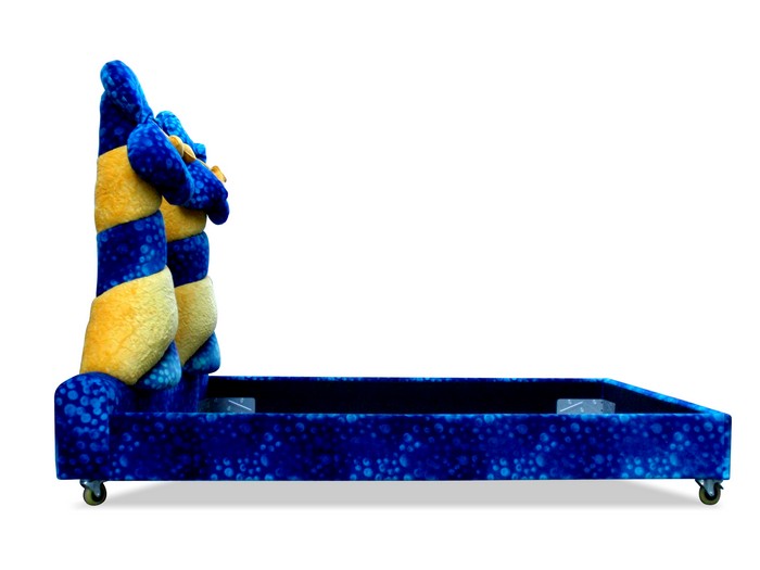 Bretz Doppelbett Blumen blau gelb Designklassiker