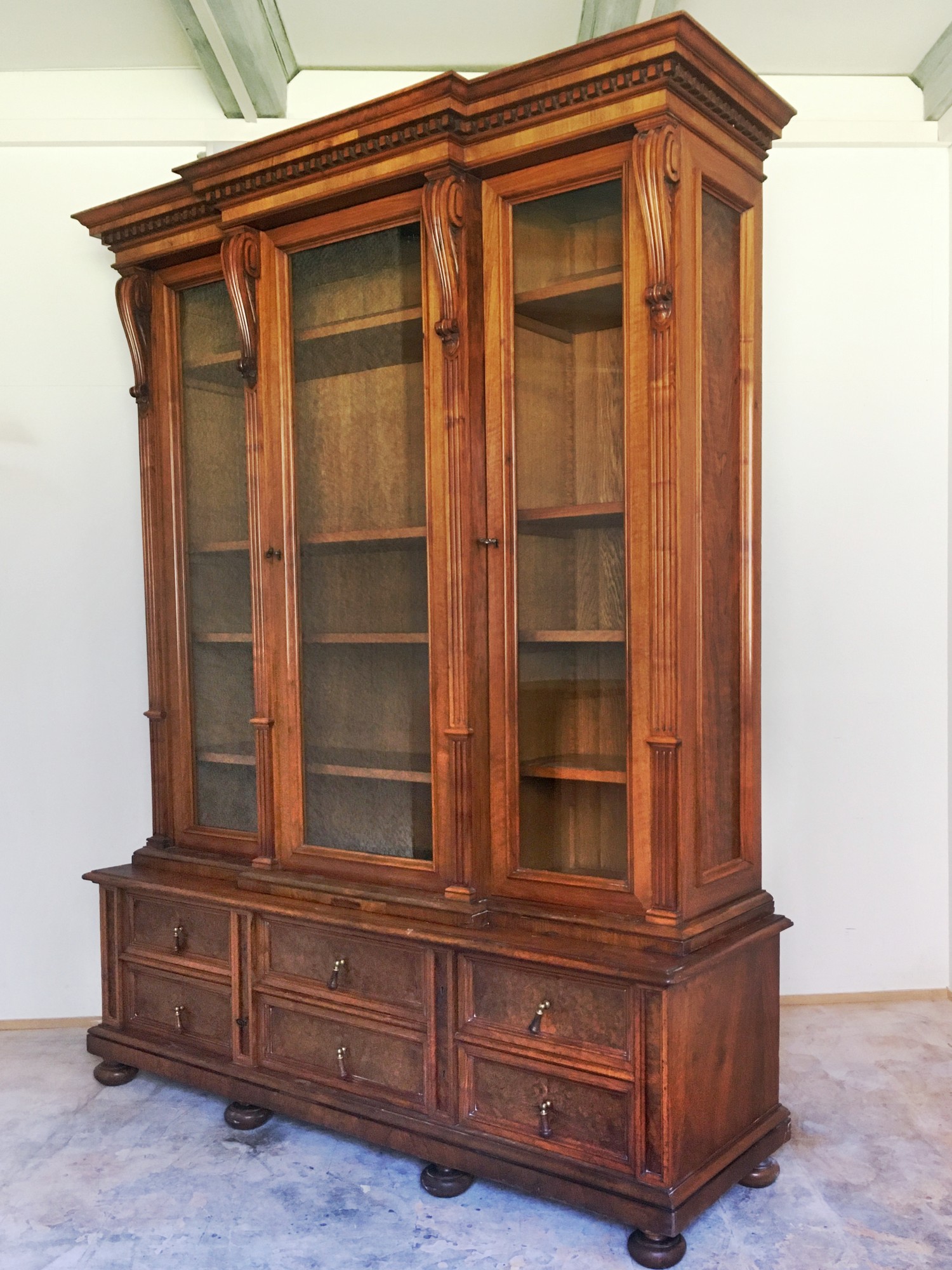 antiker Geschirrschrank