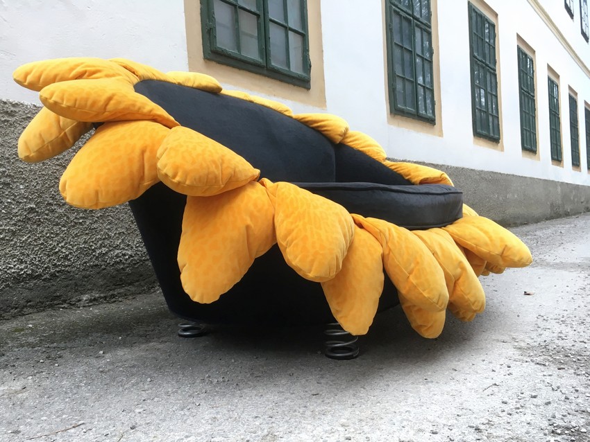 Bretz Sofa Sunny Sonnenblume gelb schwarz Federfüße Ufo Pool