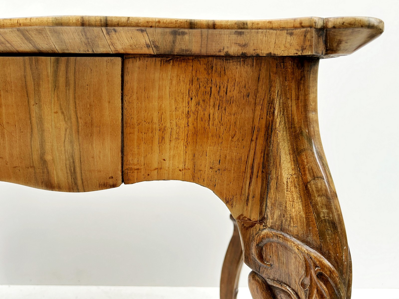 Tisch antik Biedermeier antike Möbel Nussholz Antiquität um 1800