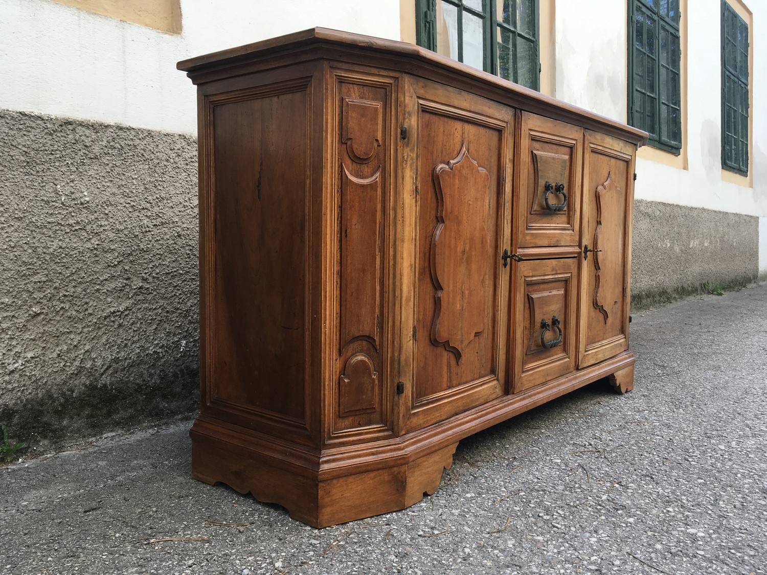 Kommode Sideboard Anrichte Antikstil Altholz stattliches Möbel im Ritterstil