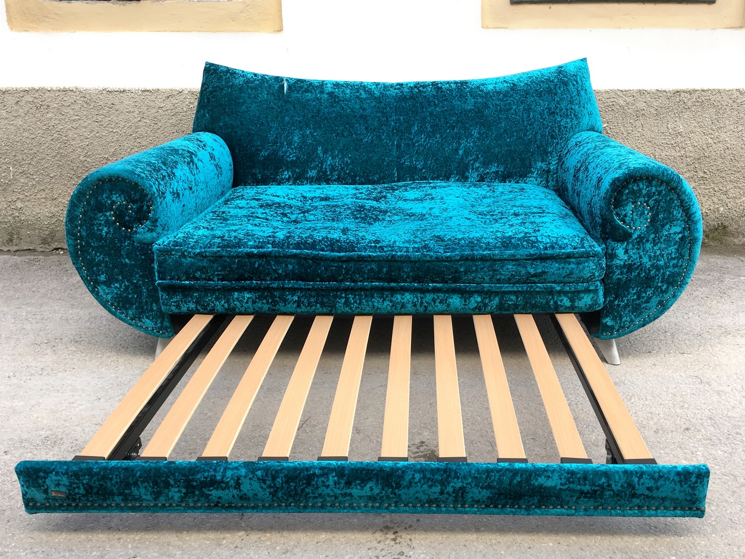 Bretz Sofa Gaudi ausziehbares Bettsofa Schlafsofa Schimmersamt türkis blau silber Designermöbel