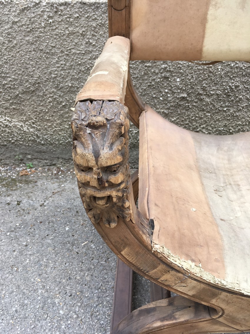 Stuhl antik Lutherstuhl mit Armlehnen Fratzen Maskeronen Satyrköpfe