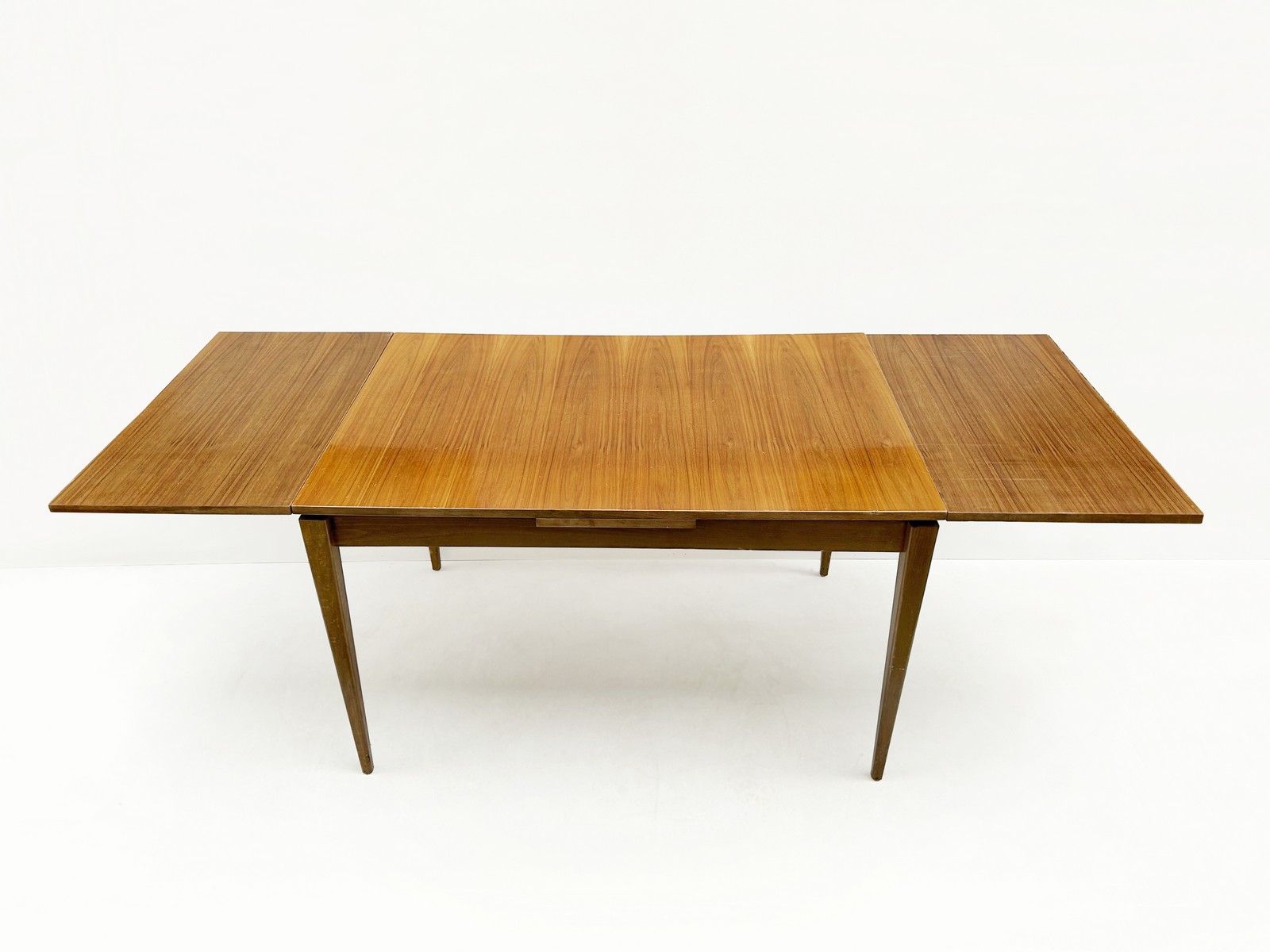 Vintage Coffeetabel Original antik ausziehbar MidCentury Alma Speisetisch Filmrequisite