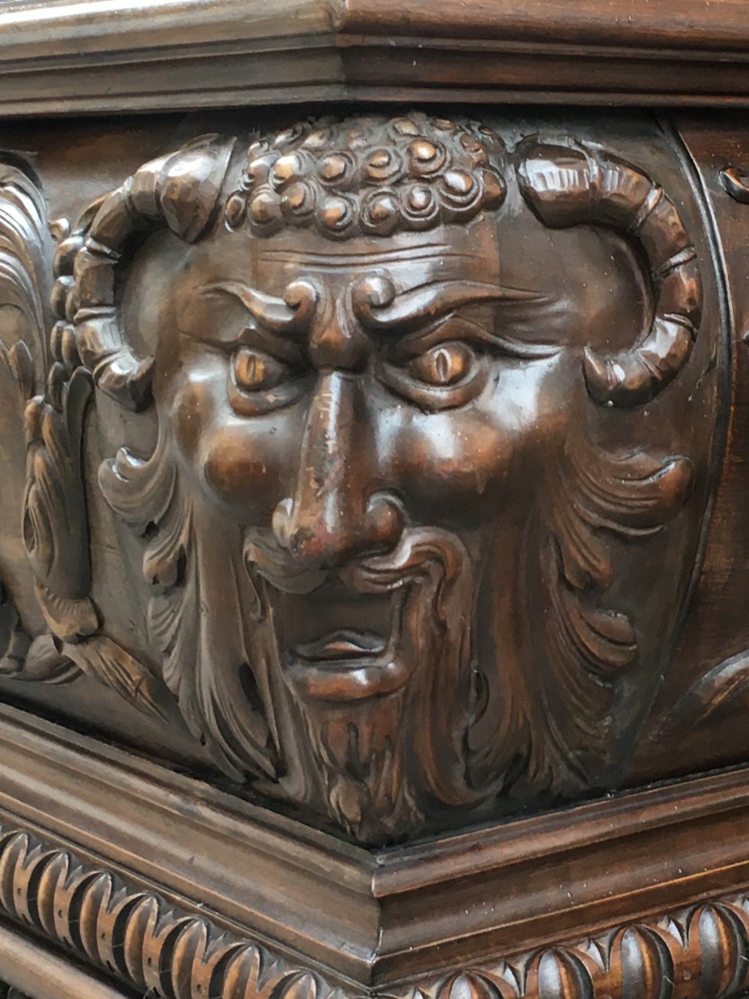 Schrank Teufelsgesicht mit Hörner antik groß beschnitzt Büro Möbel Neorenaissance Barock Jugendstil