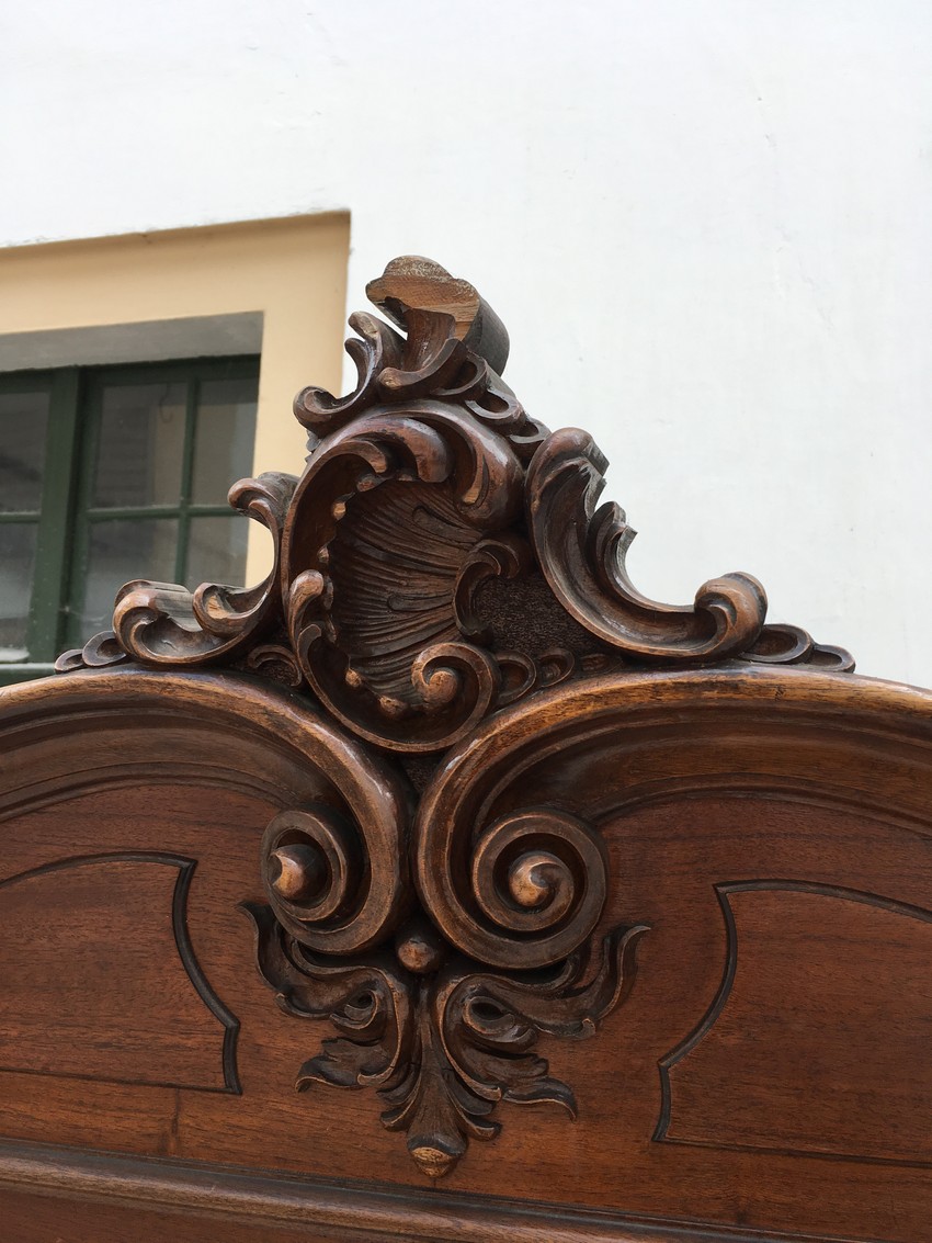 Historismus Kleiderschrank antik Schrank beschnitzt Nussholzfurnier Pfeifenbarock