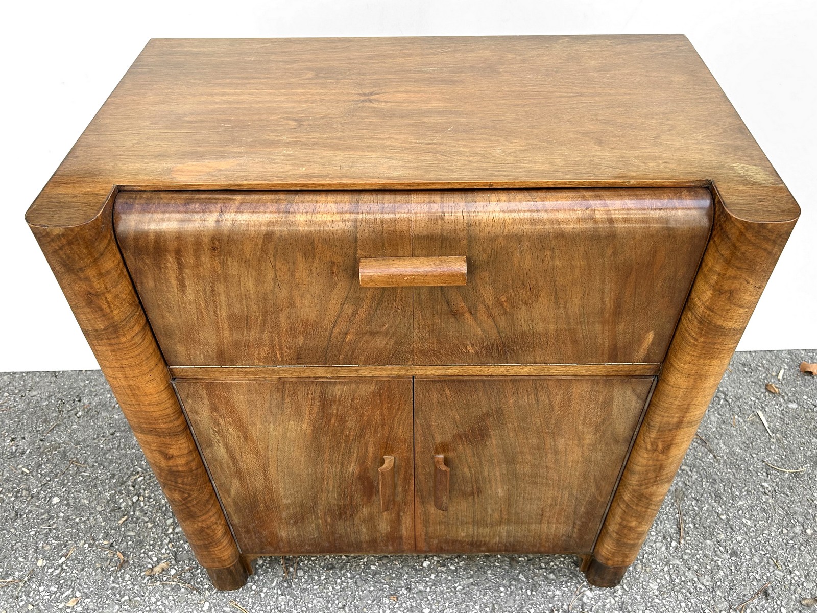 antiker Musikschrank 1940er-Jahre Antiquität Kommode Artdeco Plattenspielerschrank Vintage Design Brutalismus Holz Furnier