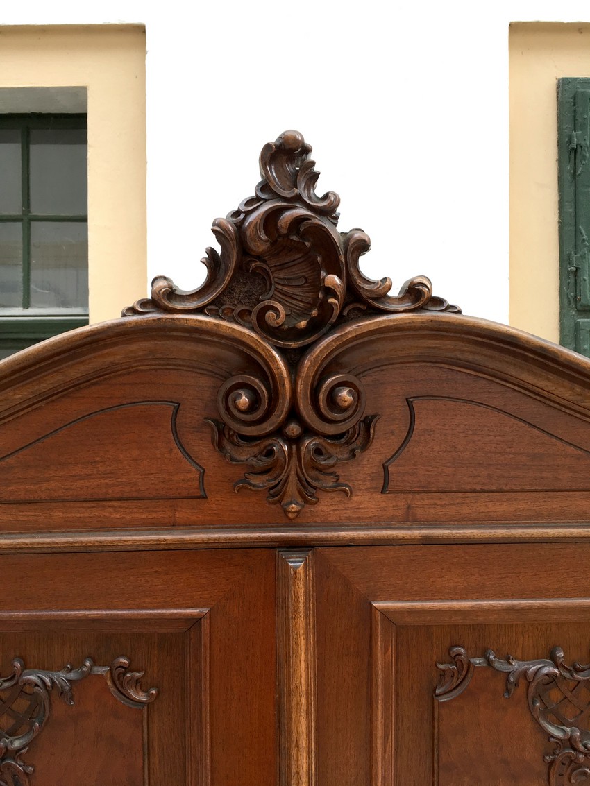 Historismus Kleiderschrank antik beschnitzt Nussholzfurnier Pfeifenbarock