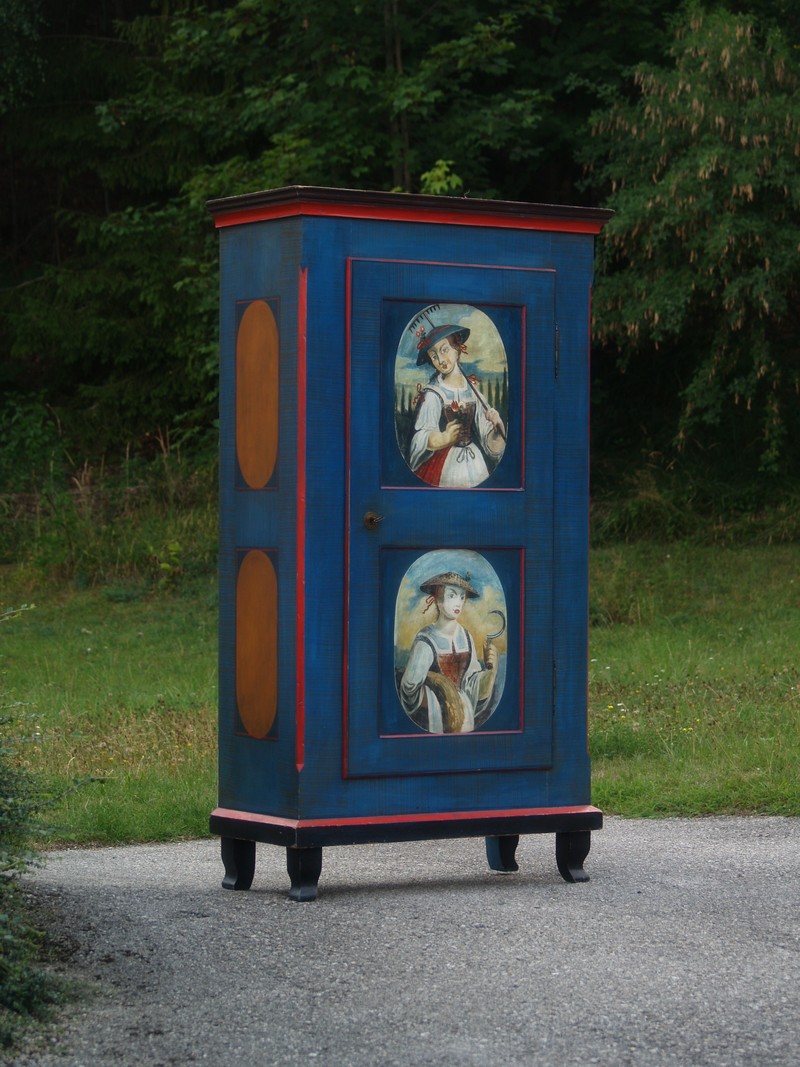 Bauernschrank antik figural blau