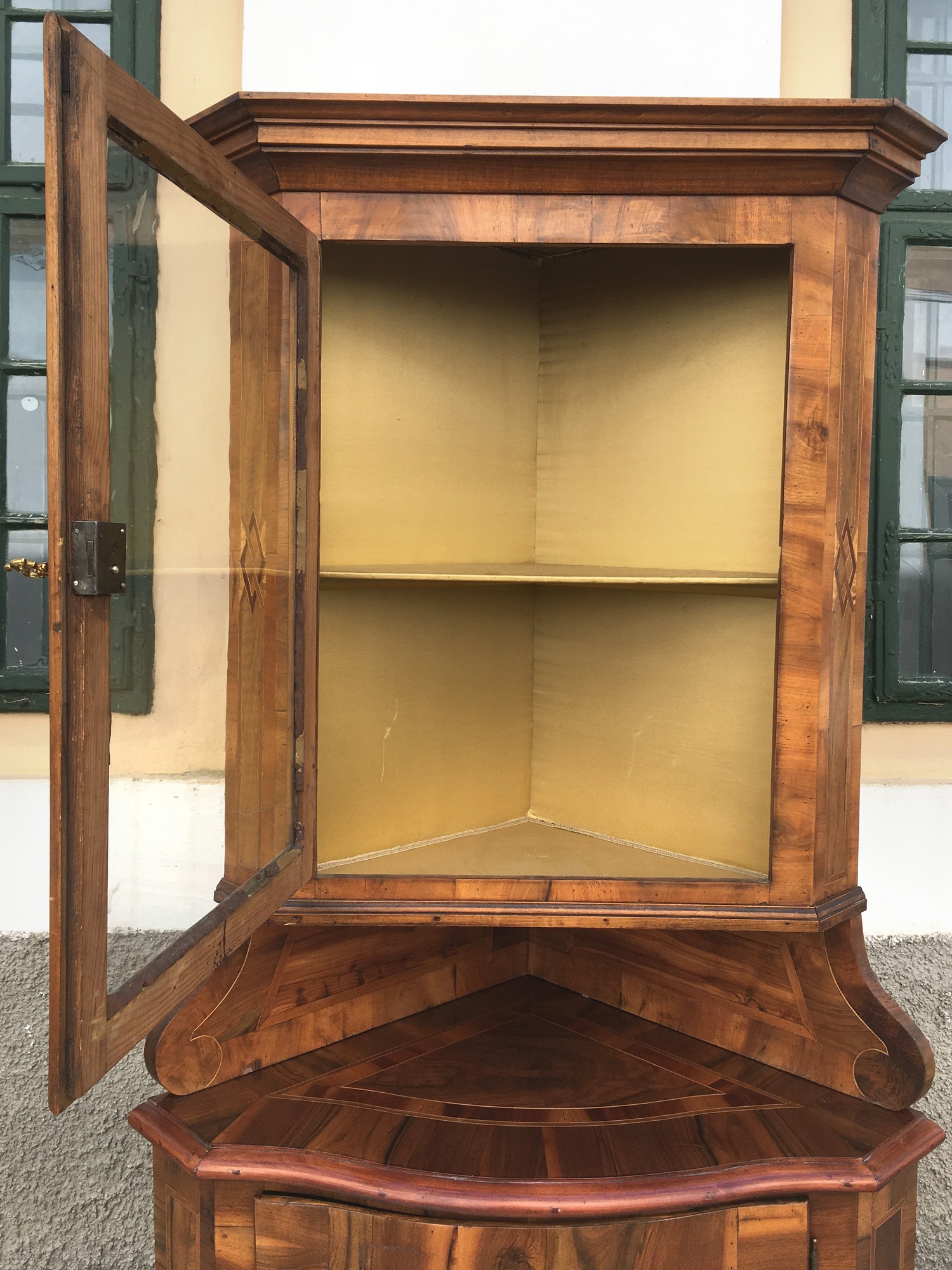 Vitrine Eckvitrine Eckschrank Barockstil Antik Nussholzfurnier Intarsien Edelteil