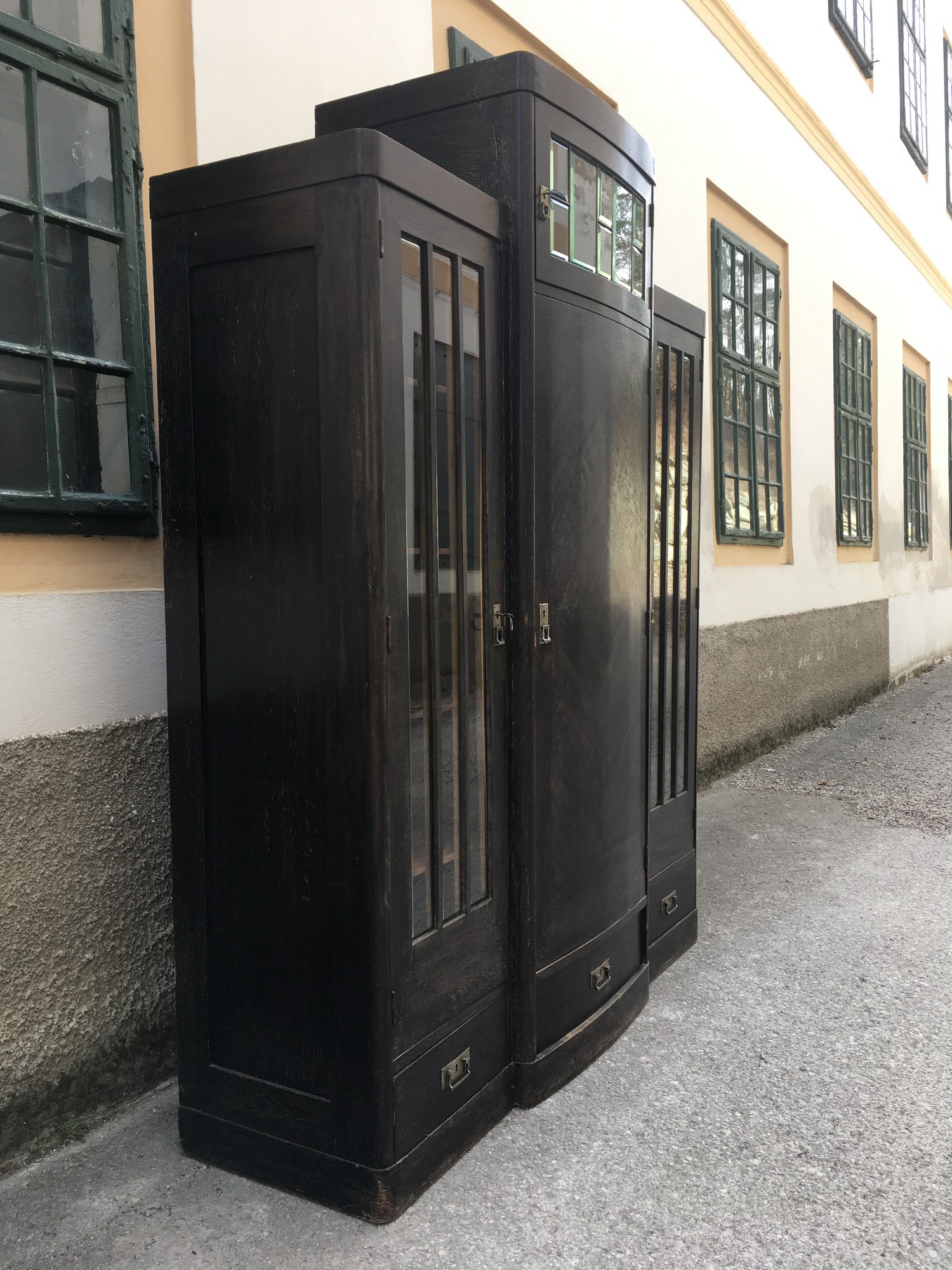 Jugendstil Vitrine schwarz 1920 antiker Schrank facettierte Bleikristall Gläser Art Nouveau