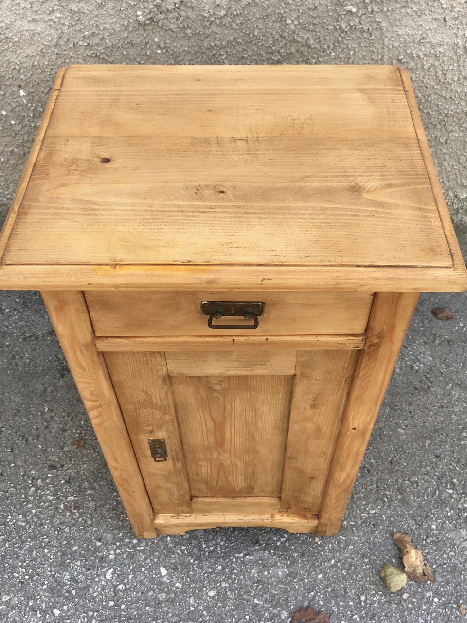 Nachtschrank alt 