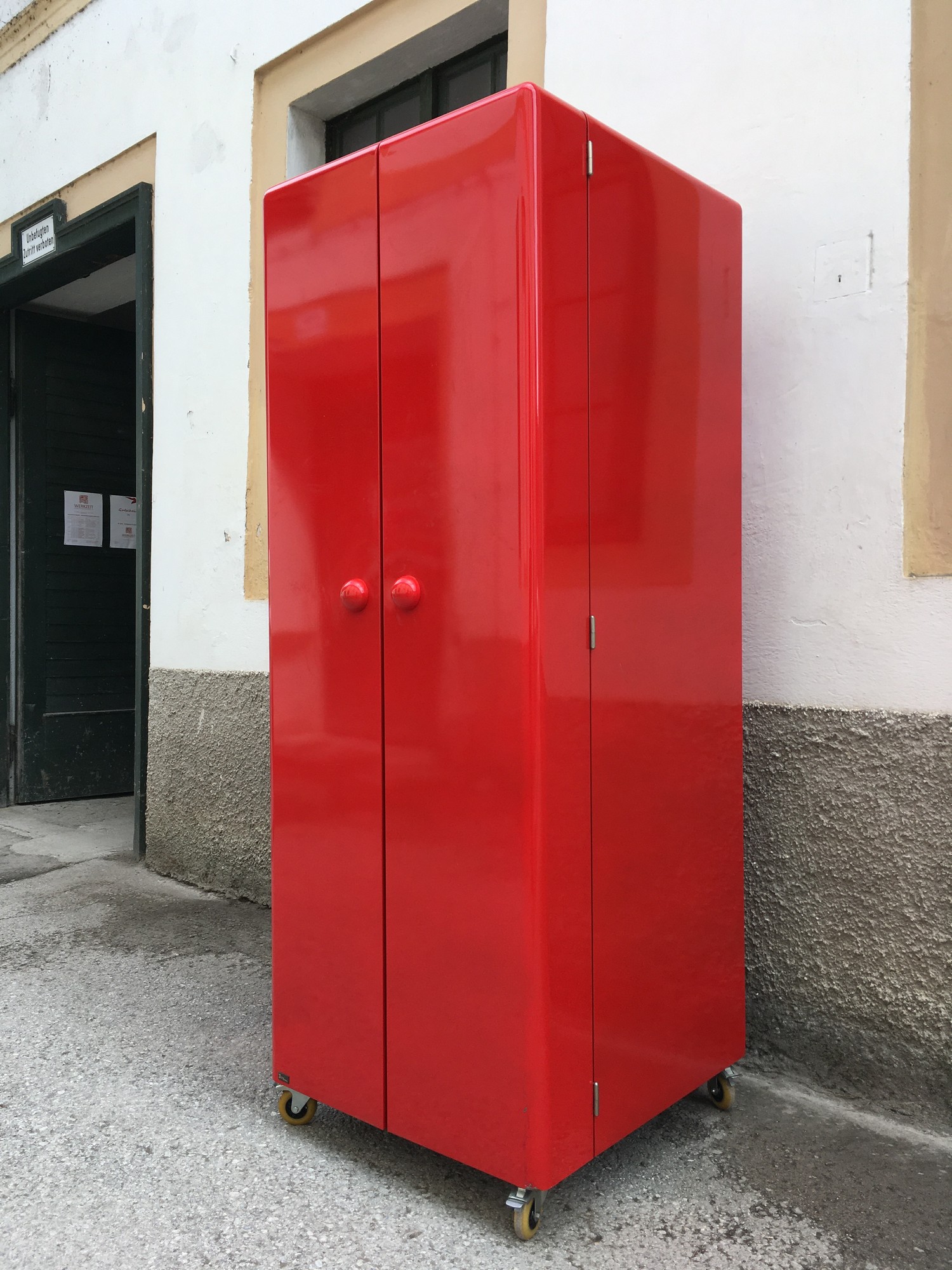 BRETZ Metallschrank HiFi - Schrank rot Medienschrank Computerschrank mit Rollen