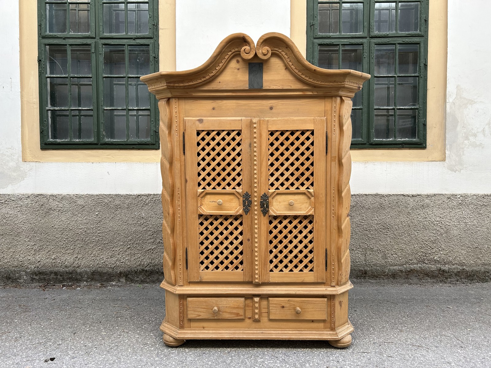 Bauernschrank Naturholz Vintage geschnitzt antik Landhaus Möbel