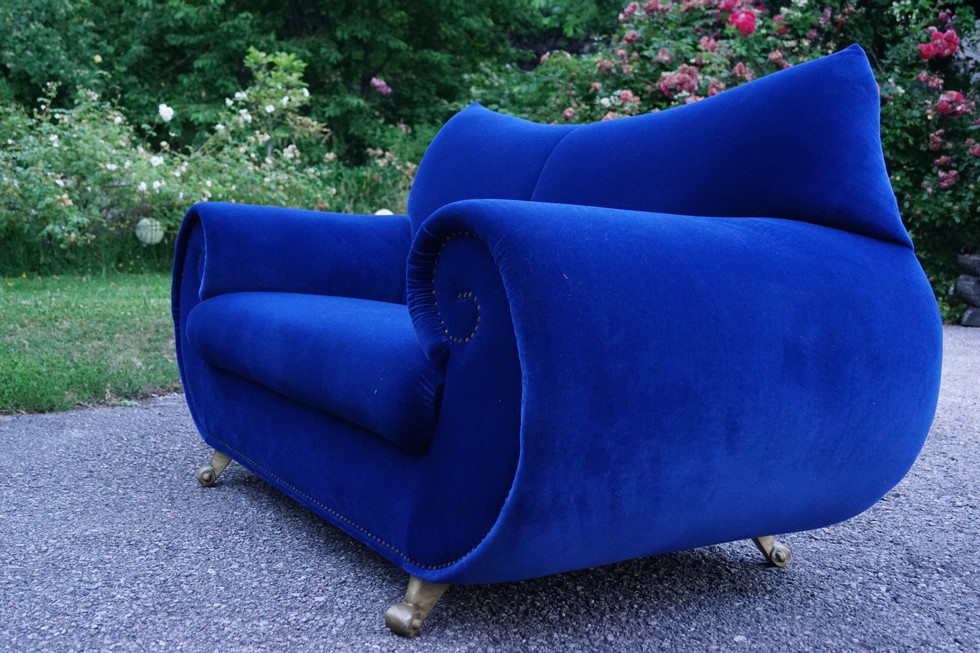 Bretz Sofa Gaudi blau 2er Zweisitzer goldene Geigenhalsfüße
