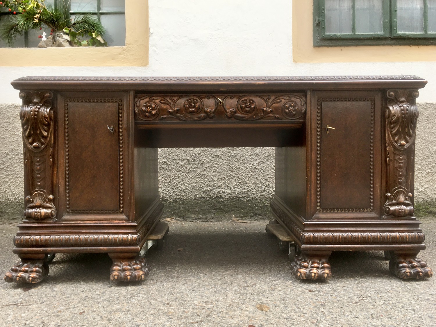 Schreibtisch antik Freisteher Herrenzimmerschreibtisch groß Tatzenbeine beschnitzt