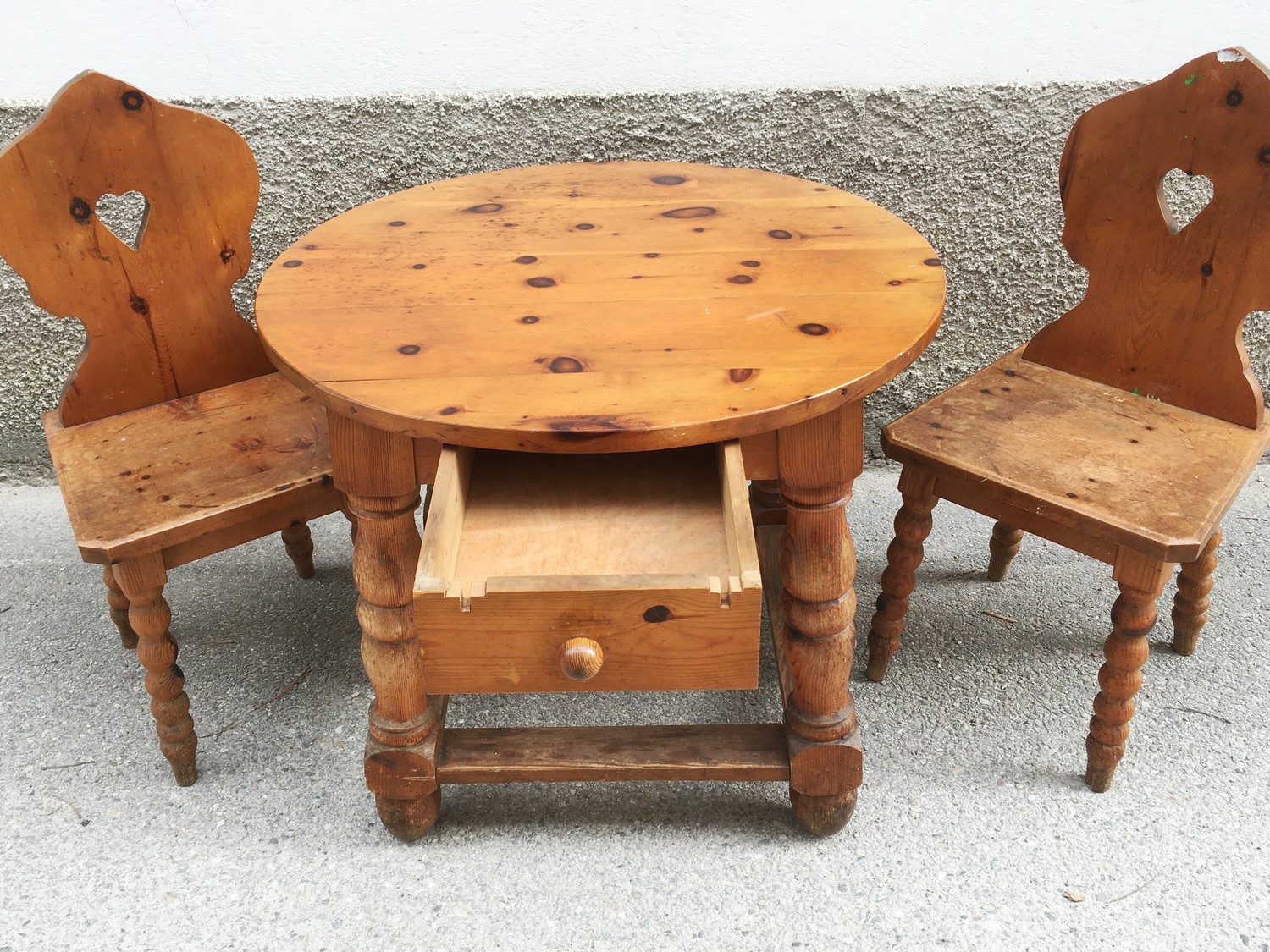 Bauernstube Tisch Jogltisch Sesseln rustikal Landhausstil Vintage Vollholz Zirbe
