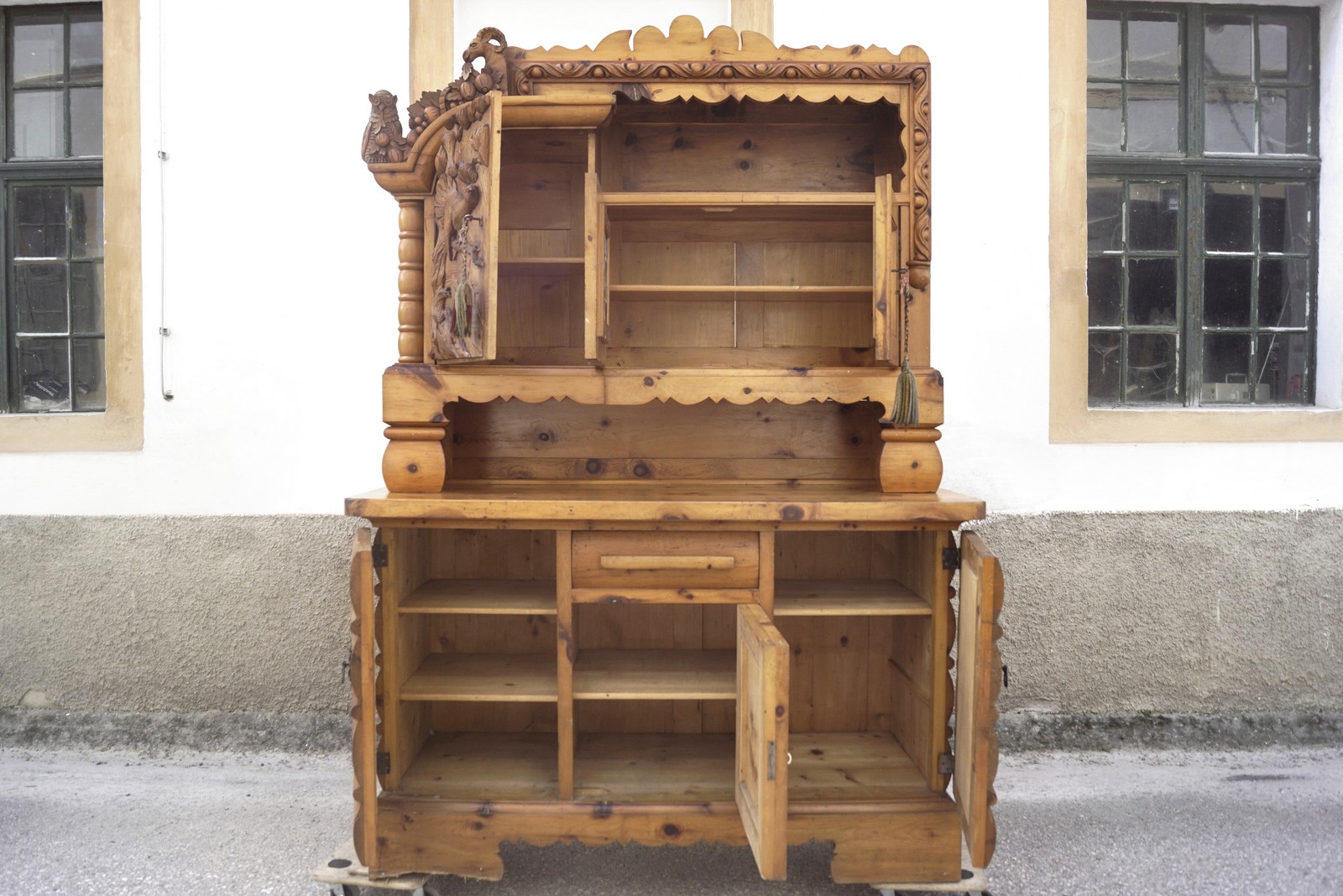 Vintage Möbel Bauernschrank antik Massivholz Zirbe Jagdschrank Almhütte Steinbock Waldtiere Kredenz